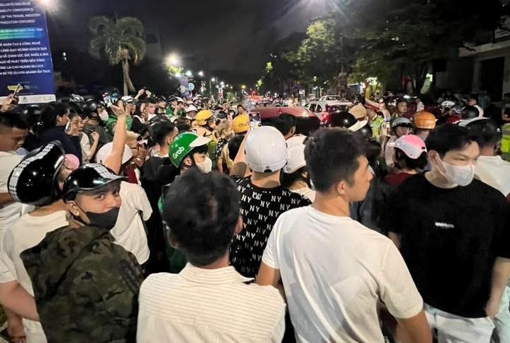 Một nữ ca sĩ vi phạm giao th&ocirc;ng, đ&oacute;ng cửa xe h&uacute;t b&oacute;ng cười - Ảnh 2.