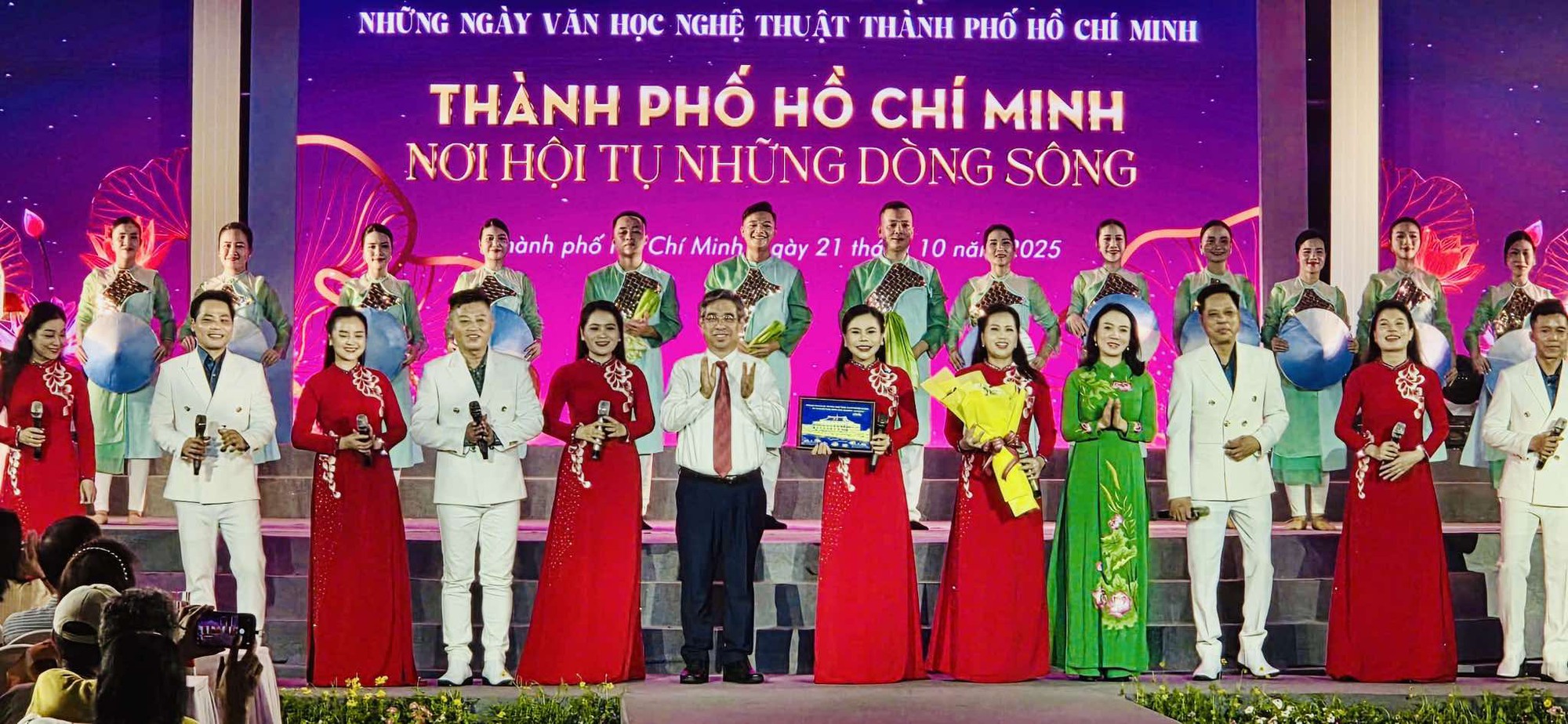Dạt d&agrave;o cảm x&uacute;c với chương tr&igrave;nh kh&eacute;p lại "Những ng&agrave;y Văn học &ndash; Nghệ thuật TP HCM" - Ảnh 1.