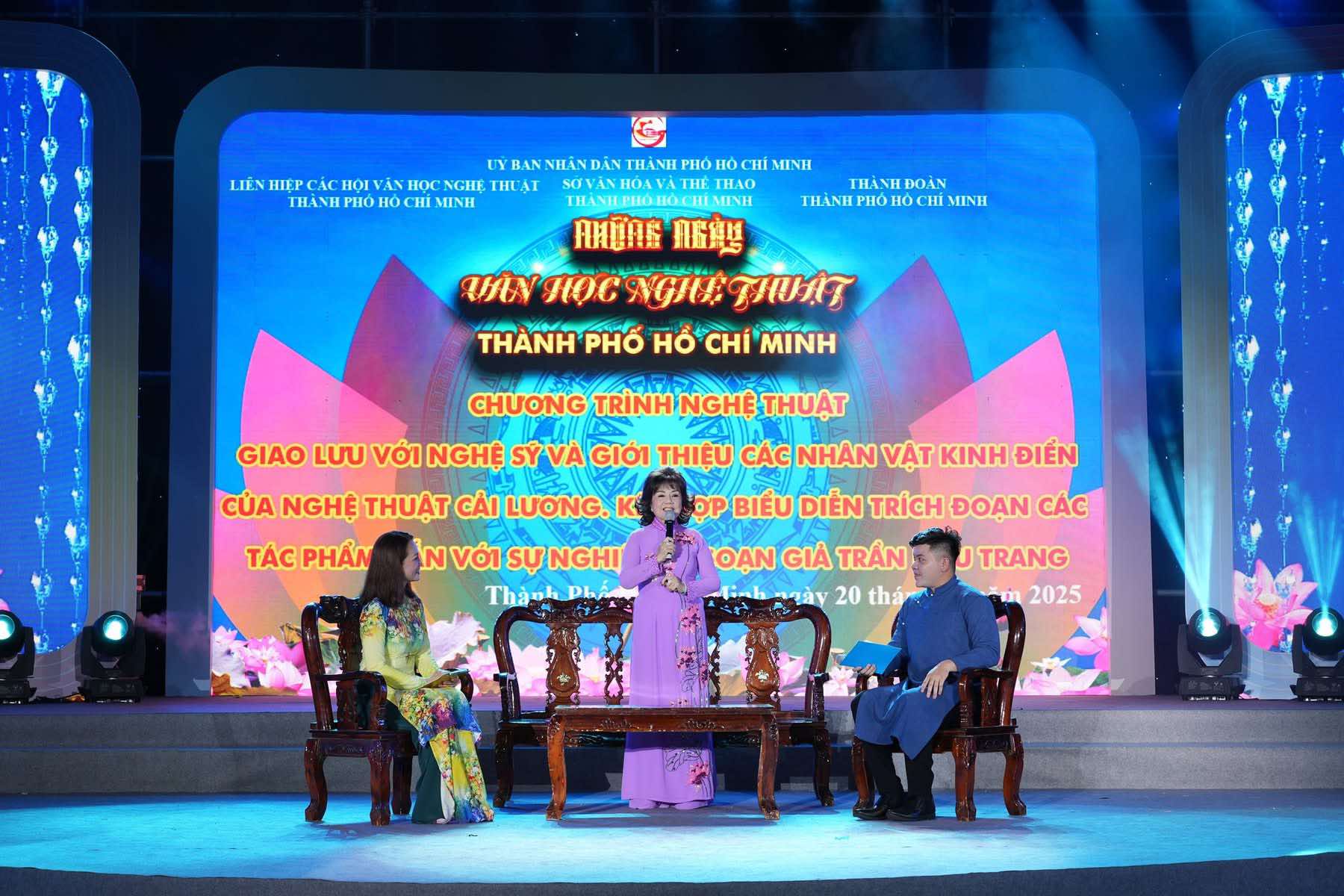 Dạt d&agrave;o cảm x&uacute;c với chương tr&igrave;nh kh&eacute;p lại "Những ng&agrave;y Văn học &ndash; Nghệ thuật TP HCM" - Ảnh 4.