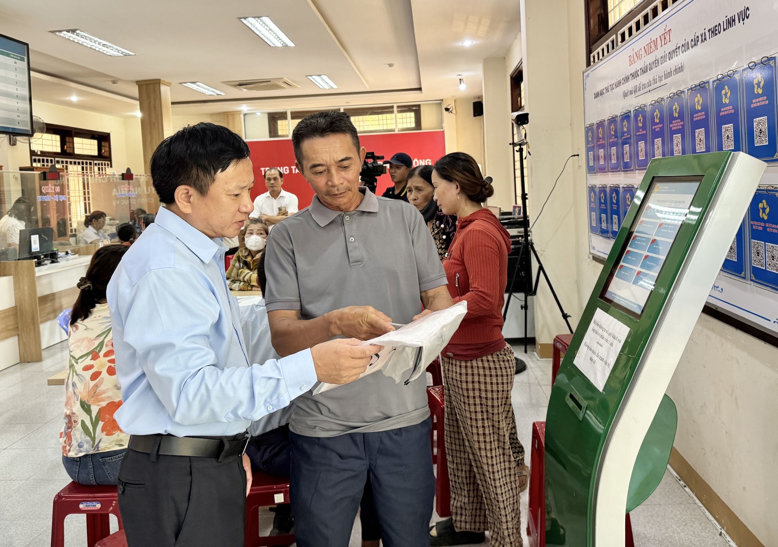 Quảng Ng&atilde;i "biệt ph&aacute;i" 46 c&aacute;n bộ về x&atilde;, phường hỗ trợ chuy&ecirc;n m&ocirc;n - Ảnh 1.