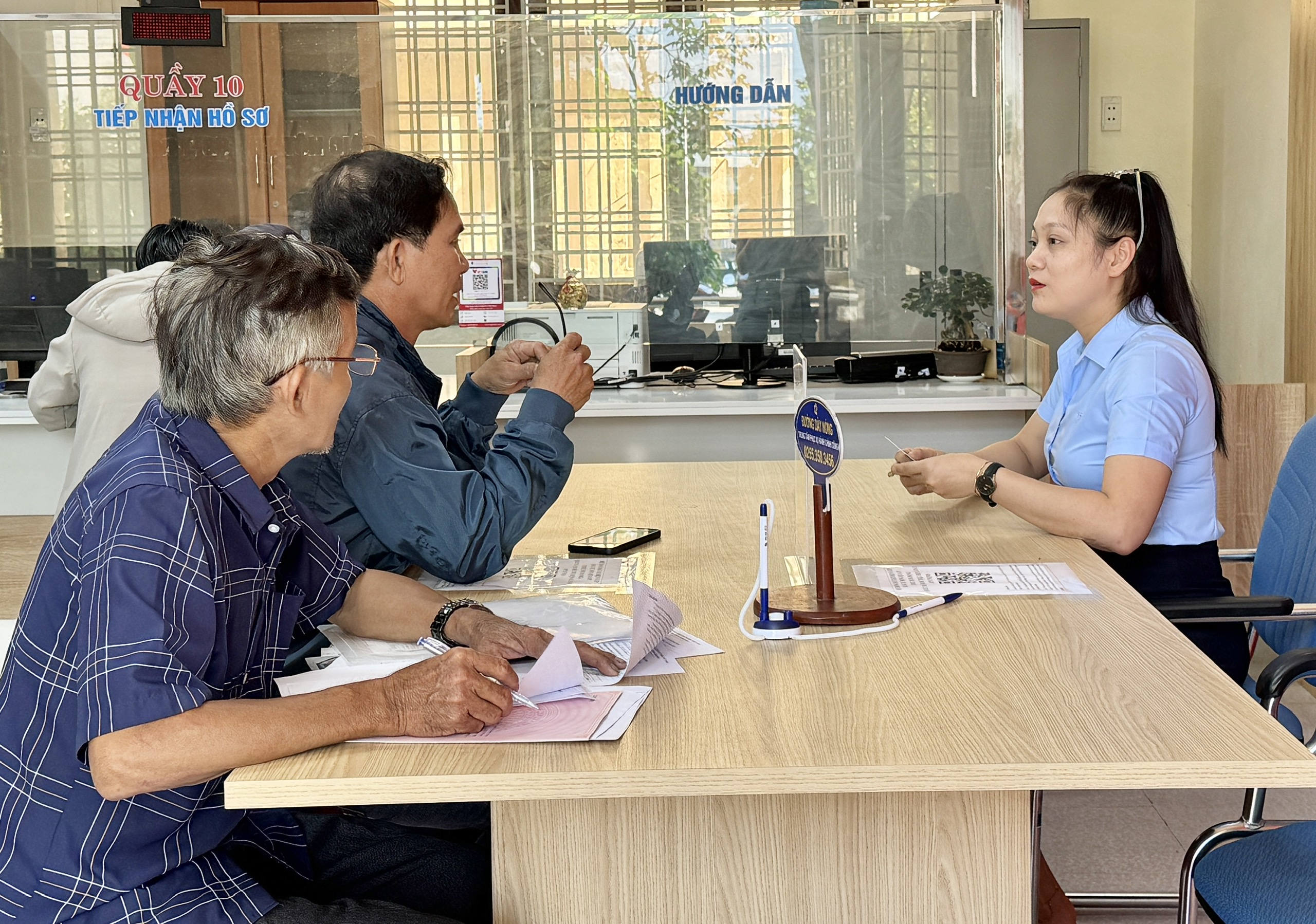Quảng Ng&atilde;i "biệt ph&aacute;i" 46 c&aacute;n bộ về x&atilde;, phường hỗ trợ chuy&ecirc;n m&ocirc;n - Ảnh 2.