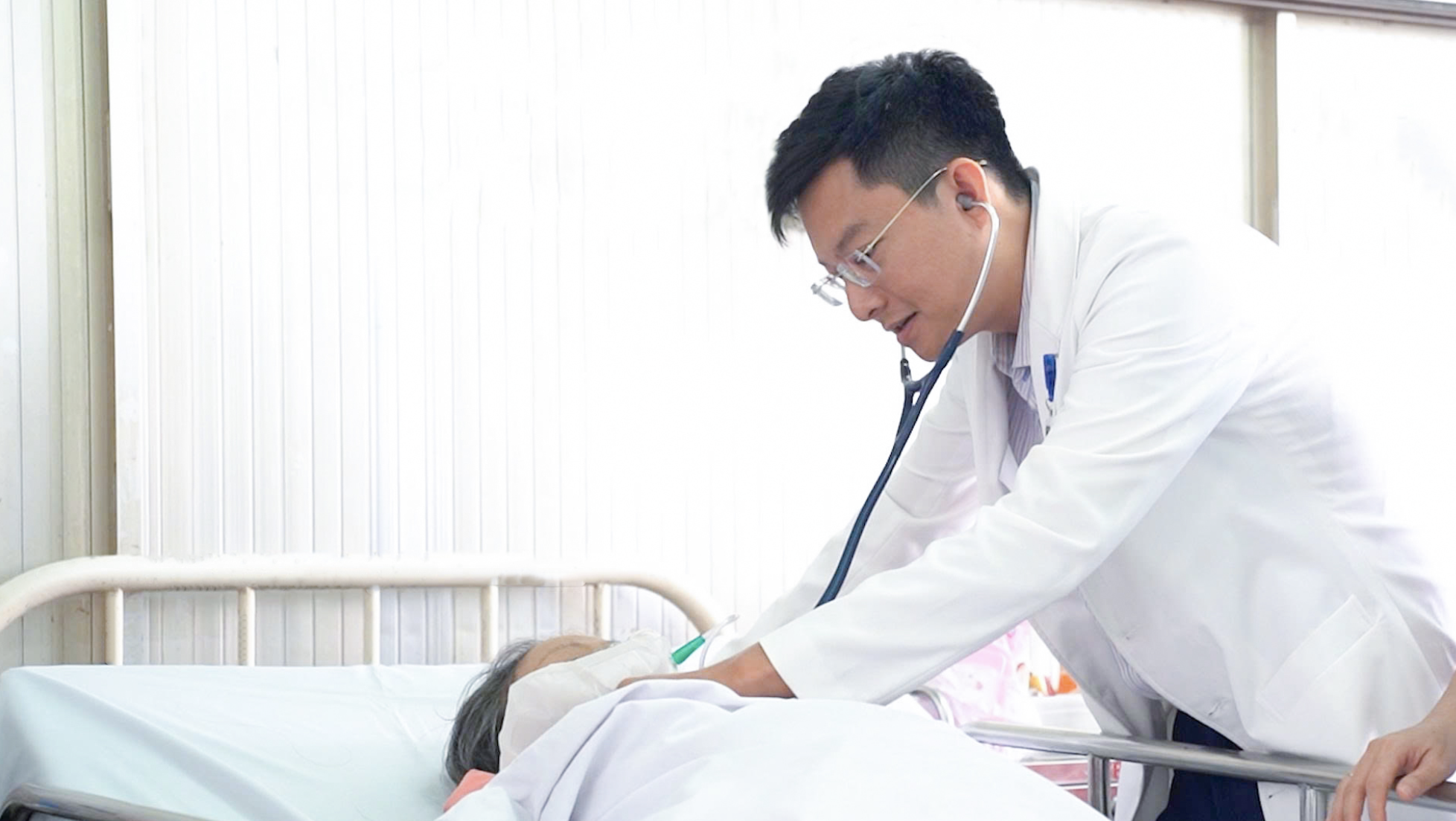 Người phụ nữ bị "chết đuối tr&ecirc;n cạn" được h&agrave;ng x&oacute;m đưa đi cấp cứu kịp thời - Ảnh 1.