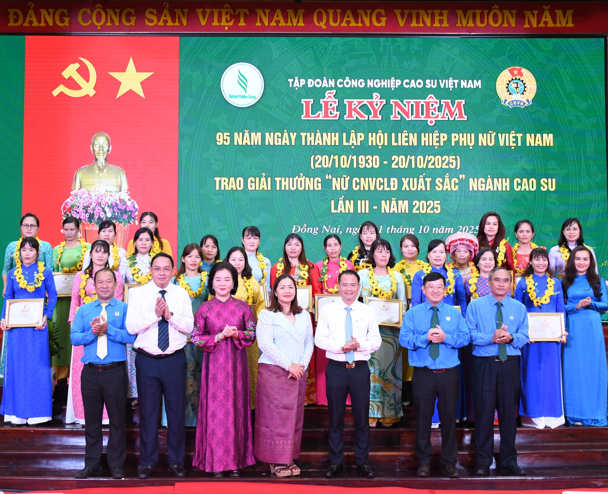 Tuy&ecirc;n dương 95 nữ c&ocirc;ng nh&acirc;n vi&ecirc;n chức lao động xuất sắc ng&agrave;nh cao su - Ảnh 1.