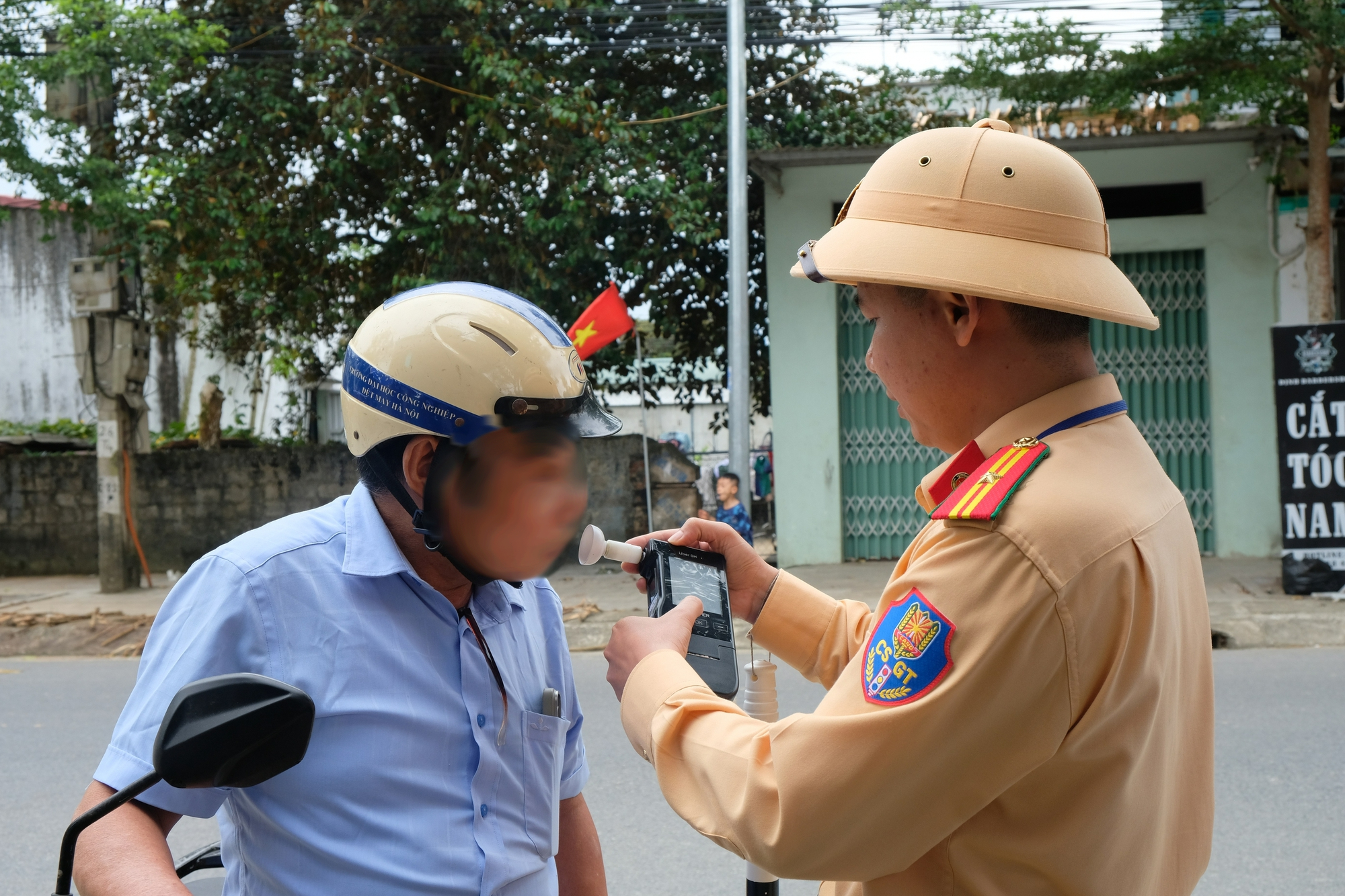 Người đ&agrave;n &ocirc;ng mất 2,5 triệu đồng v&igrave; lỡ uống nửa lon bia - Ảnh 2.