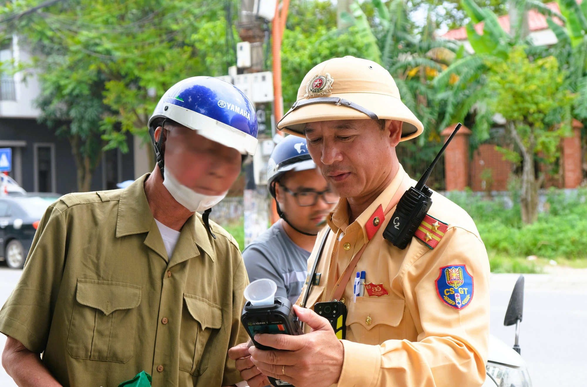 Người đ&agrave;n &ocirc;ng mất 2,5 triệu đồng v&igrave; lỡ uống nửa lon bia - Ảnh 3.