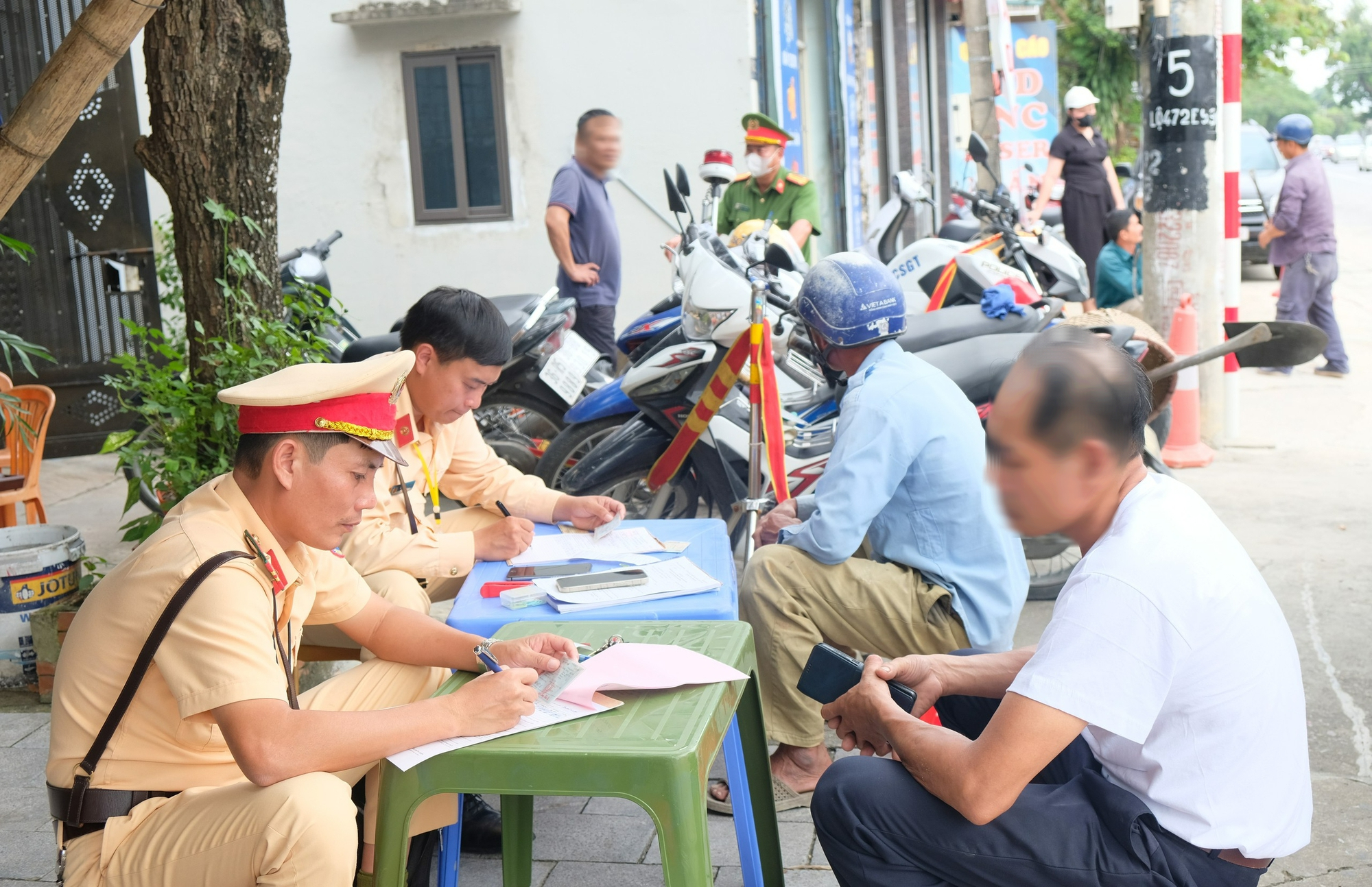 Người đ&agrave;n &ocirc;ng mất 2,5 triệu đồng v&igrave; lỡ uống nửa lon bia - Ảnh 4.