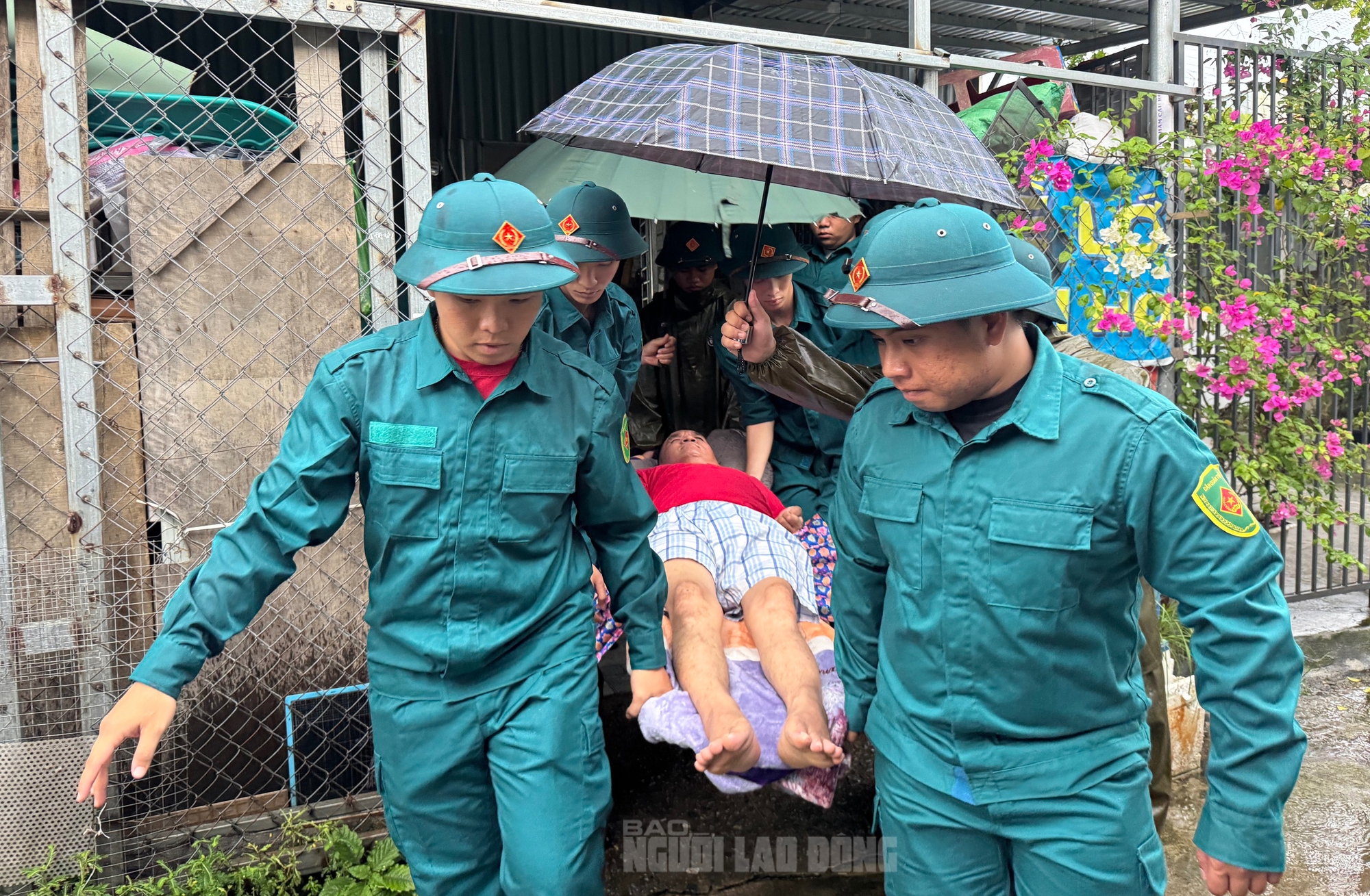 Khẩn trương ứng ph&oacute; b&atilde;o số 12 v&agrave; mưa lớn ở Mẹ Suốt , Đ&agrave; Nẵng - Ảnh 4.