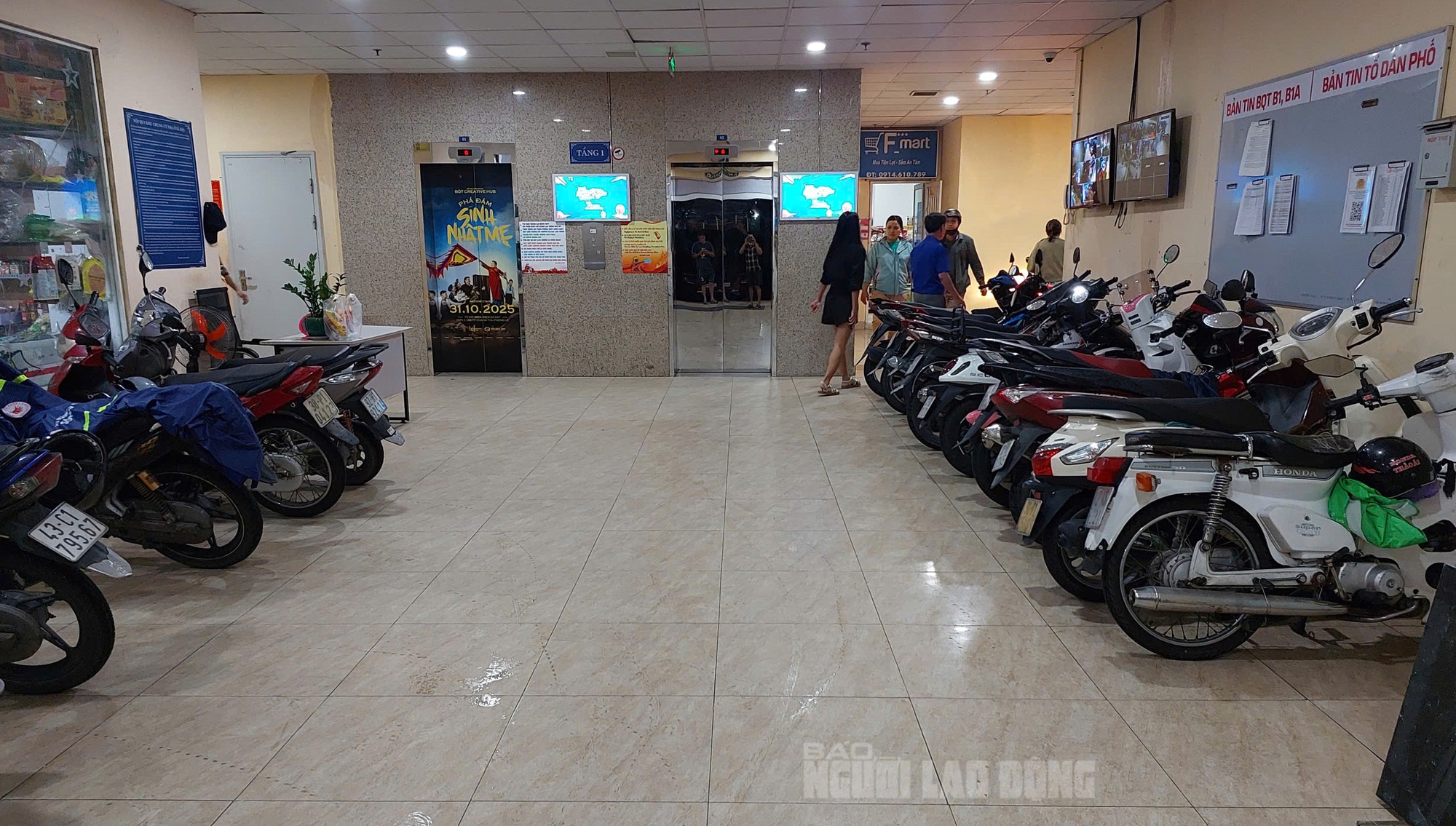 Chủ xe BMW ở Đà Nẵng dùng bạt bọc ô tô chống ngập trước mưa lớn - Ảnh 3.