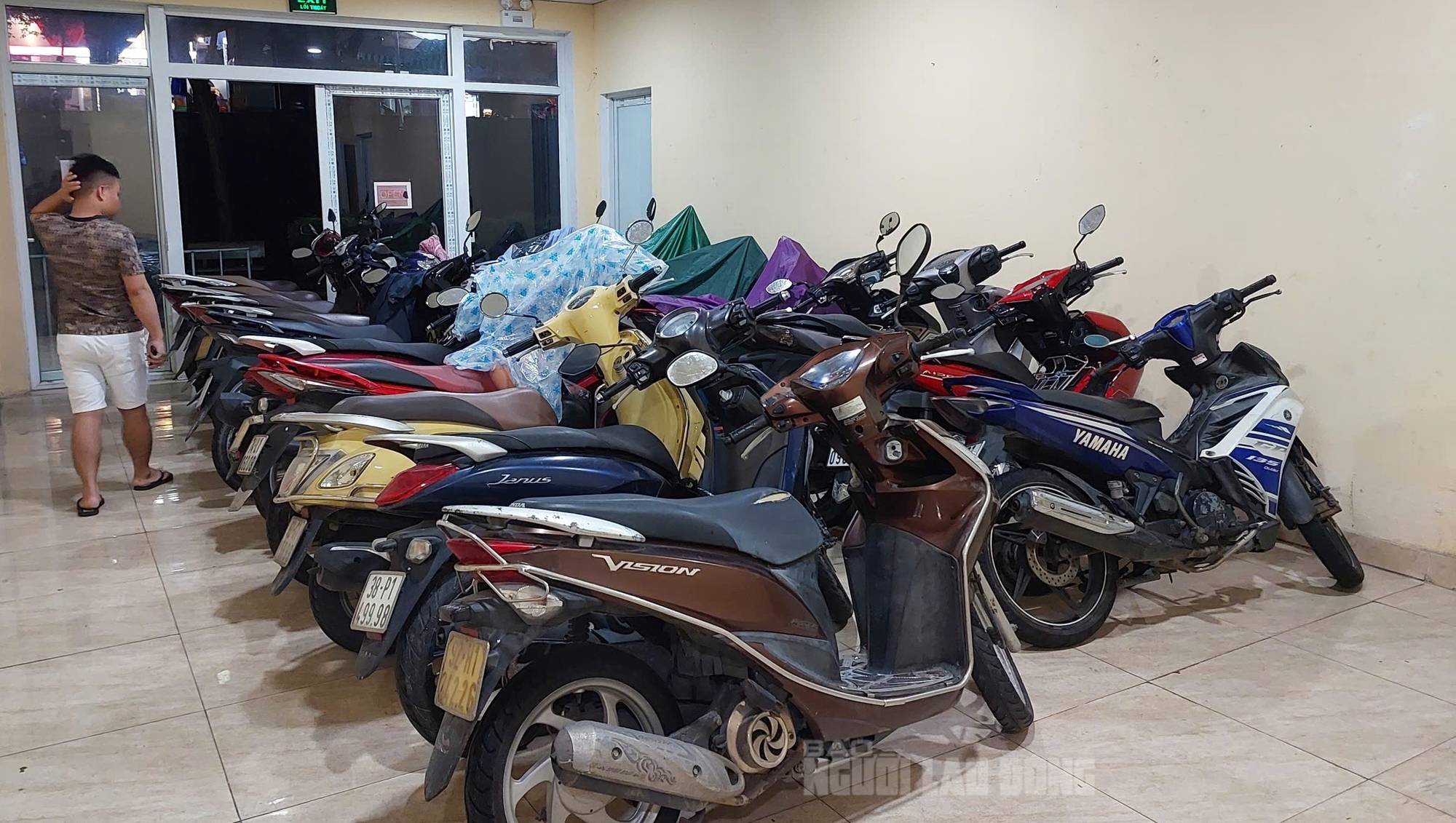 Chủ xe BMW ở Đà Nẵng dùng bạt bọc ô tô chống ngập trước mưa lớn - Ảnh 4.