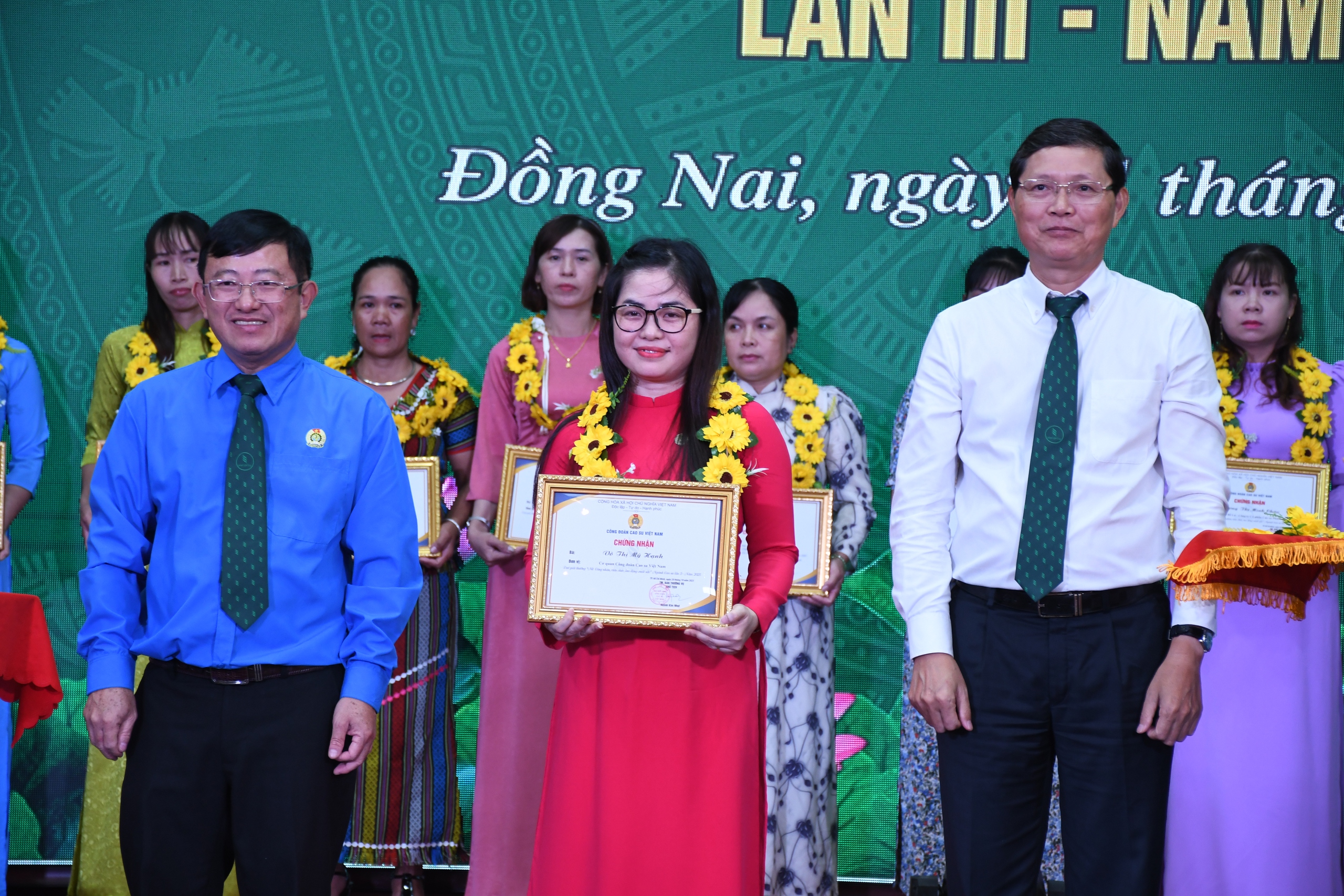 Tuy&ecirc;n dương 95 nữ c&ocirc;ng nh&acirc;n vi&ecirc;n chức lao động xuất sắc ng&agrave;nh cao su - Ảnh 3.