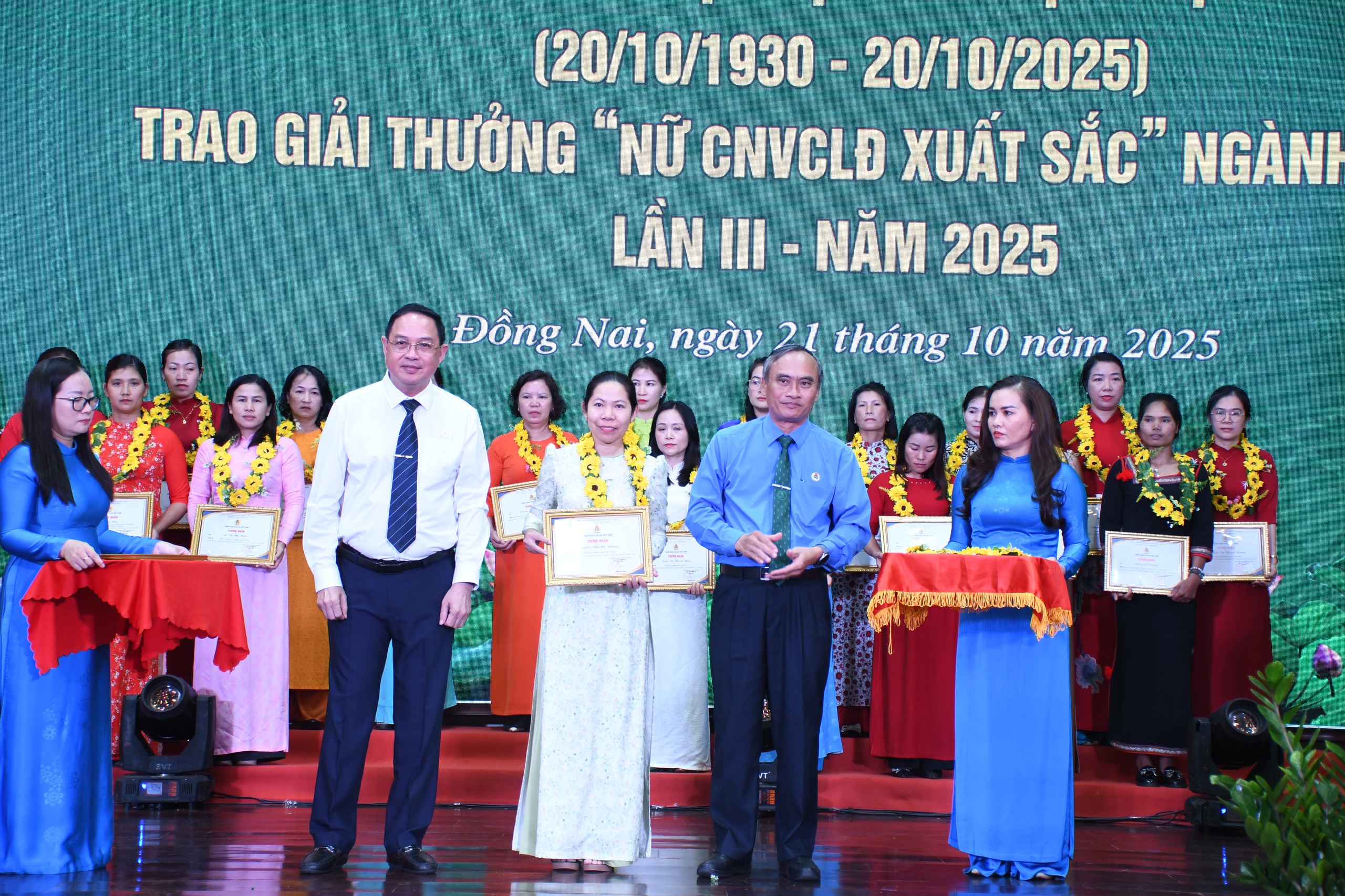 Tuy&ecirc;n dương 95 nữ c&ocirc;ng nh&acirc;n vi&ecirc;n chức lao động xuất sắc ng&agrave;nh cao su - Ảnh 4.
