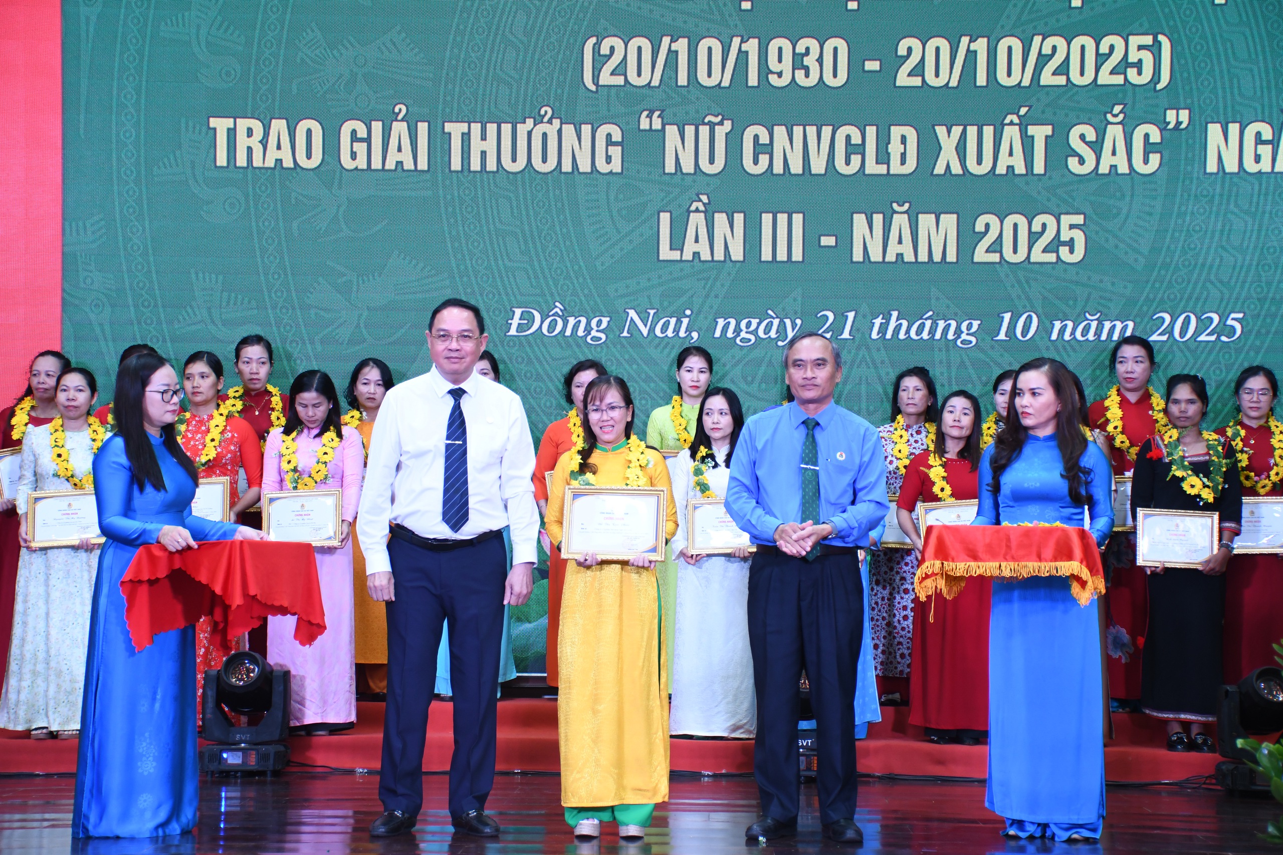 Tuy&ecirc;n dương 95 nữ c&ocirc;ng nh&acirc;n vi&ecirc;n chức lao động xuất sắc ng&agrave;nh cao su - Ảnh 2.