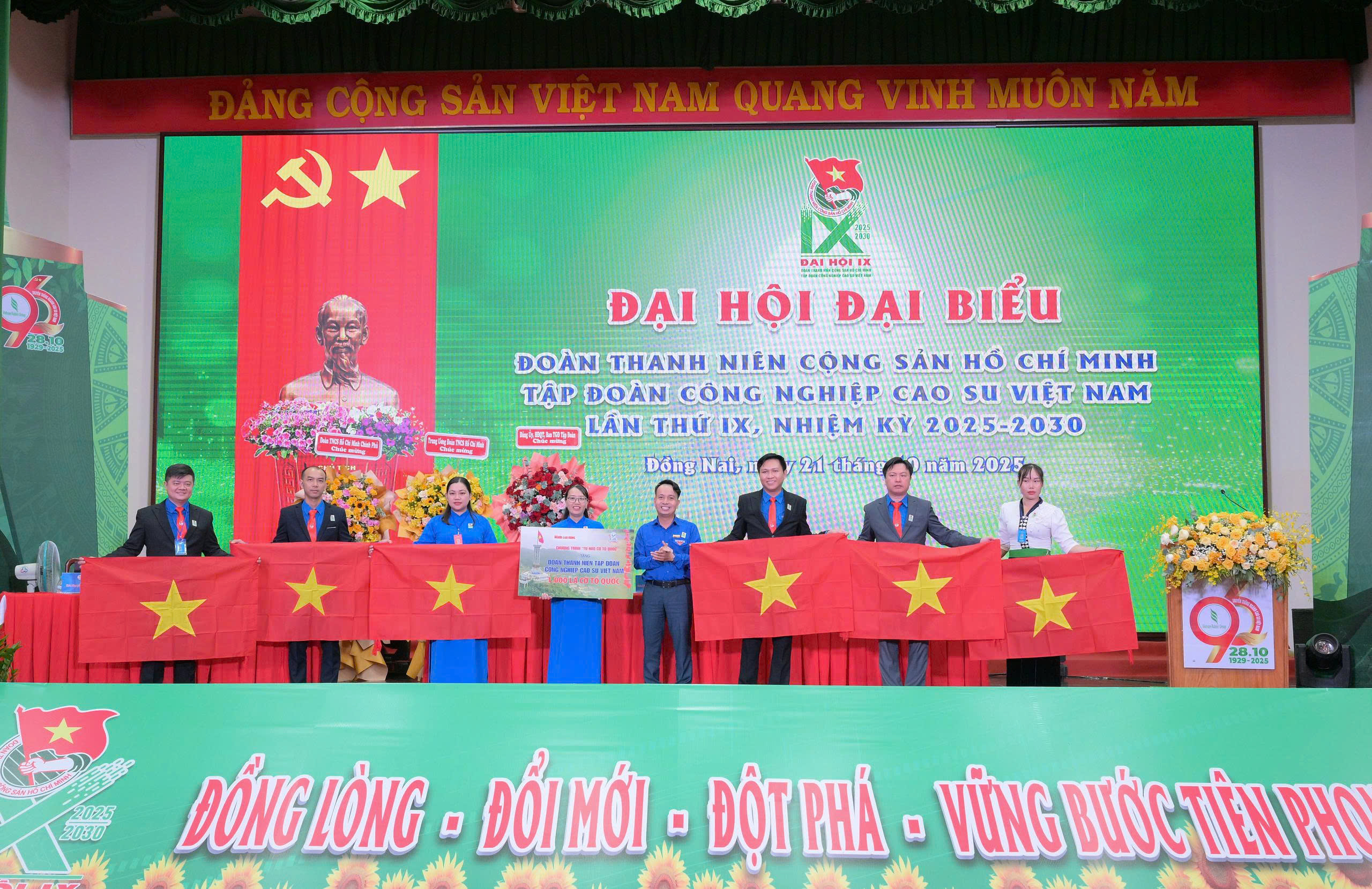 &Ocirc;ng Nguyễn Minh Th&ocirc;ng t&aacute;i đắc cử B&iacute; thư Đo&agrave;n thanh ni&ecirc;n VRG - Ảnh 10.