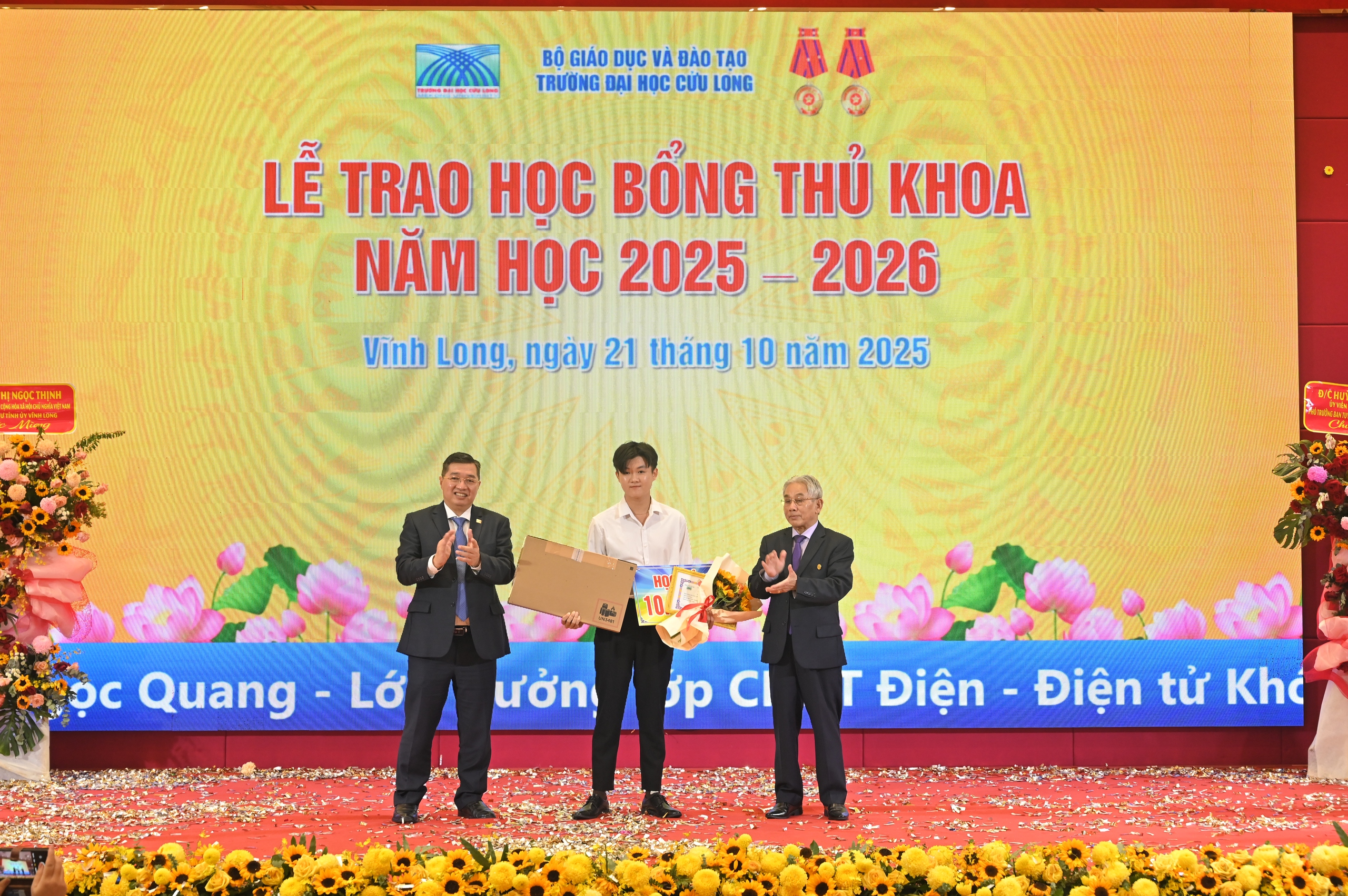 Trường ĐH Cửu Long khen thưởng và cấp học bổng gần 10 tỉ đồng dịp khai giảng khóa 26 - Ảnh 3.
