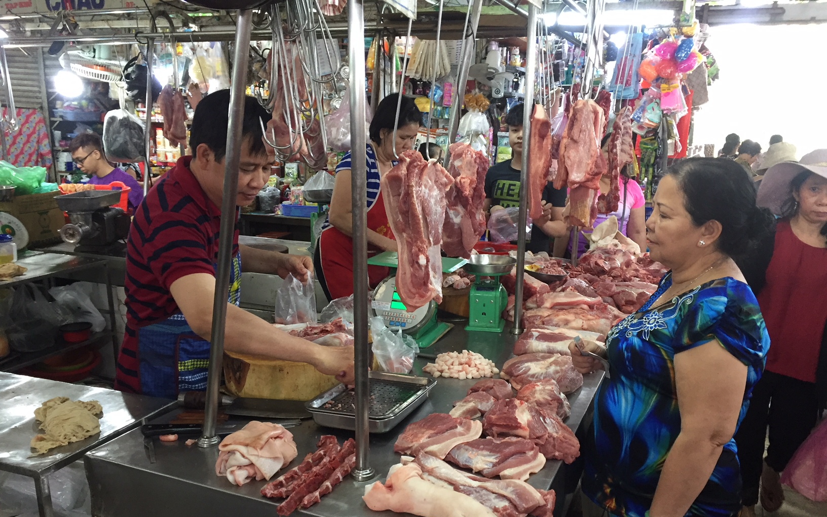 Đầu th&aacute;ng 12-2025, TP HCM vận h&agrave;nh th&iacute; điểm s&agrave;n giao dịch thịt heo - Ảnh 2.