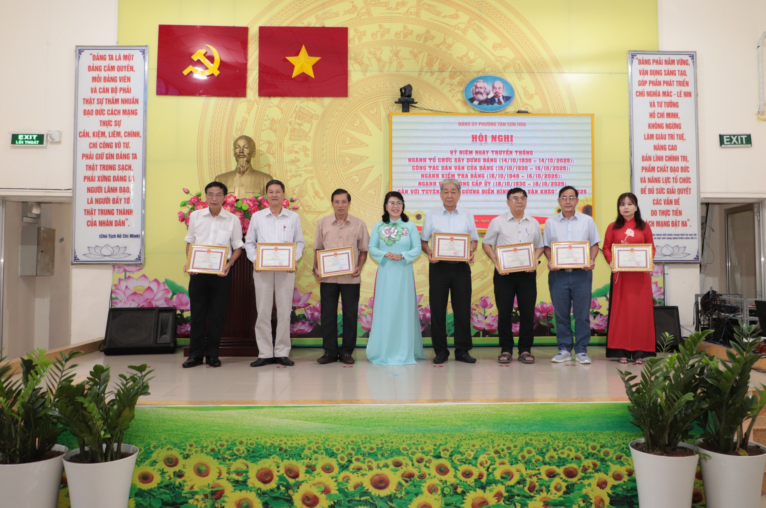 Phường T&acirc;n Sơn H&ograve;a, TP HCM biểu dương 14 tập thể v&agrave; 5 c&aacute; nh&acirc;n "D&acirc;n vận kh&eacute;o" - Ảnh 1.