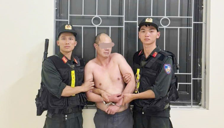  &ldquo;Ng&aacute;o đ&aacute;&rdquo; đập ph&aacute;, d&ugrave;ng hung kh&iacute; tấn c&ocirc;ng lực lượng c&ocirc;ng an - Ảnh 1.
