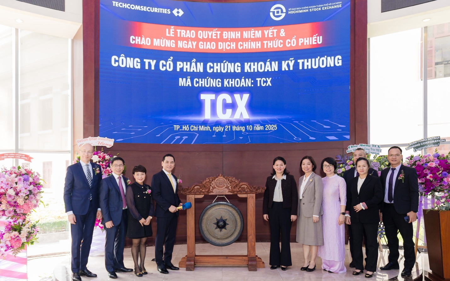 Niêm yết và chính thức giao dịch hơn 2,31 tỉ cổ phiếu chứng khoán TCBS (TCX) ngày 21-10