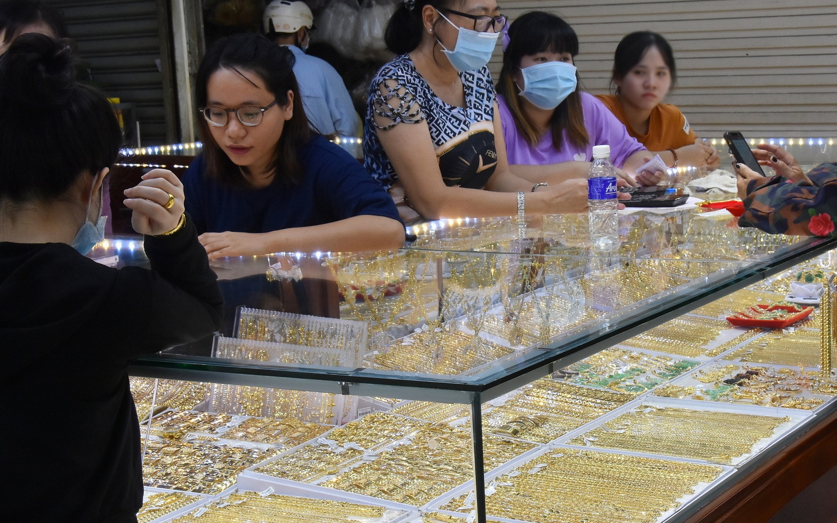 Gi&aacute; v&agrave;ng miếng SJC giảm mạnh hơn 6 triệu đồng , ảnh hưởng từ gi&aacute; thế giới - Ảnh 1.