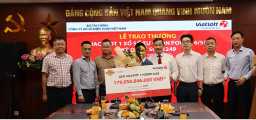 Một gi&aacute;o vi&ecirc;n tại Đ&agrave; Nẵng tr&uacute;ng thưởng v&eacute; số Vietlott hơn 179 tỉ đồng - Ảnh 1.