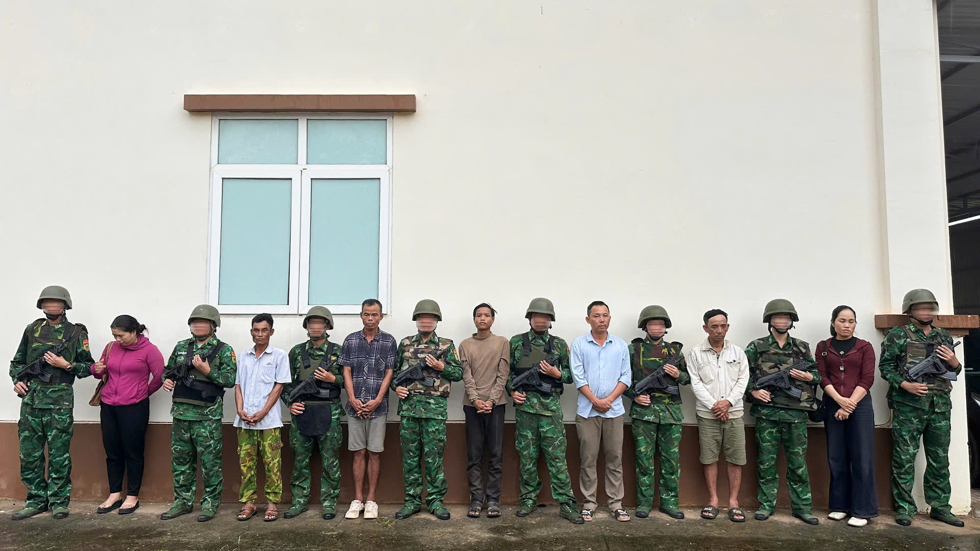 Nhiều người xin đầu thú sau vụ xuất cảnh trái phép tại Lao Bảo - Ảnh 1.