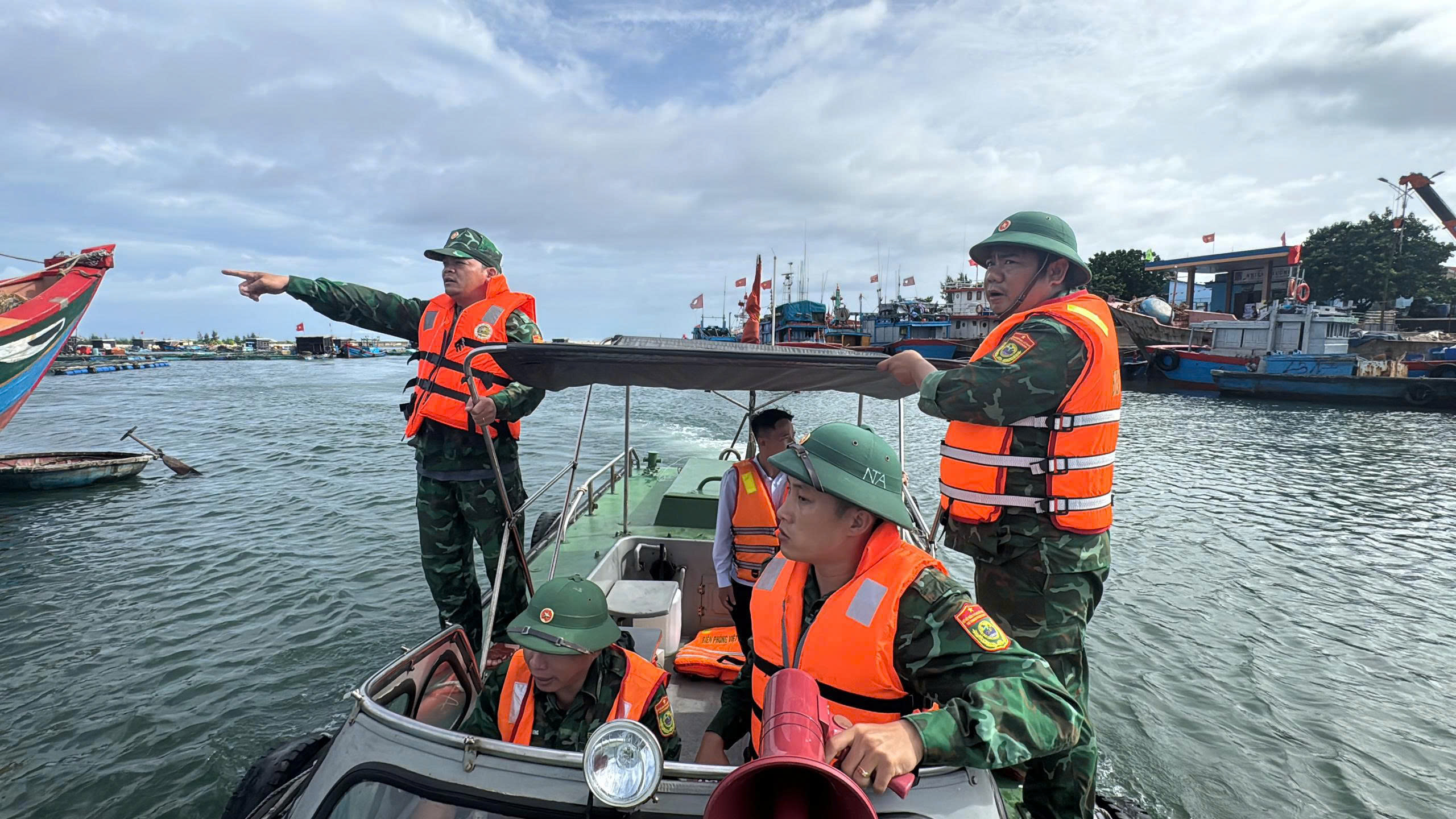 Quảng Ng&atilde;i bắn ph&aacute;o hiệu khẩn cấp giữa đ&ecirc;m, k&ecirc;u gọi t&agrave;u thuyền v&agrave;o bờ tr&aacute;nh b&atilde;o - Ảnh 2.