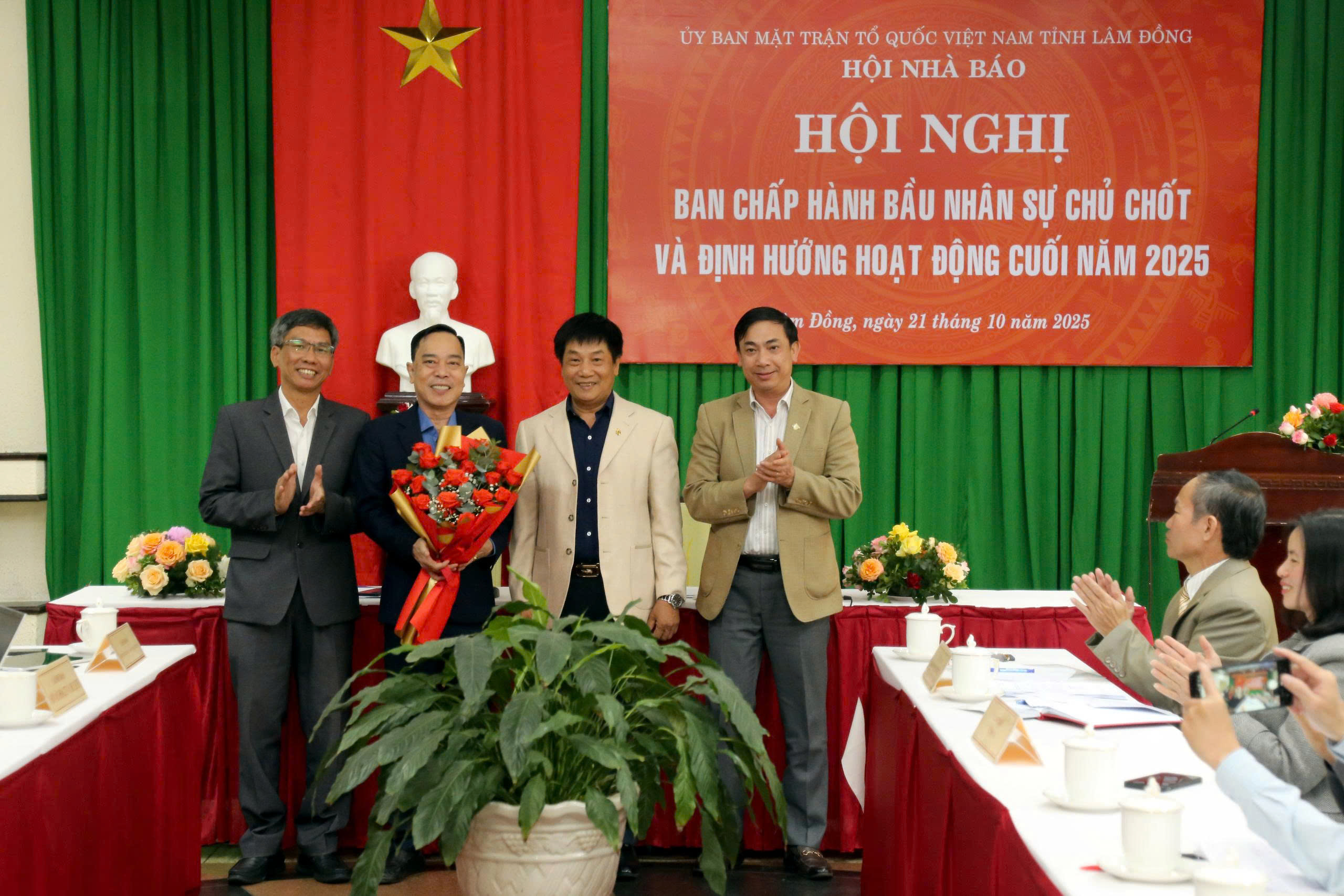 &Ocirc;ng L&ecirc; Huy To&agrave;n được bầu l&agrave;m Chủ tịch Hội Nh&agrave; b&aacute;o tỉnh L&acirc;m Đồng - Ảnh 1.