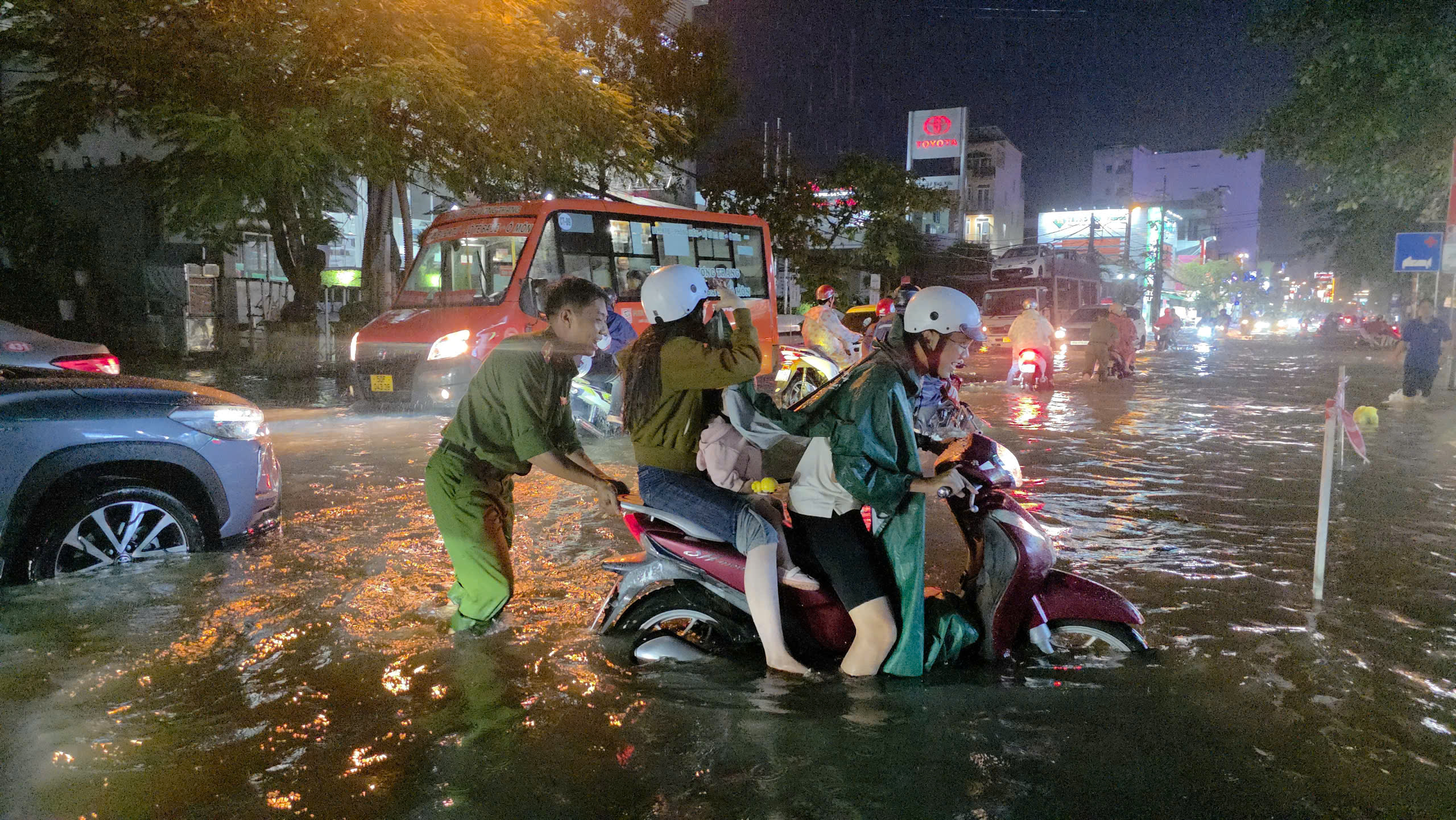 Triều cường tại Cần Thơ đạt mức lịch sử , người dân bì bõm giữa phố - Ảnh 5.