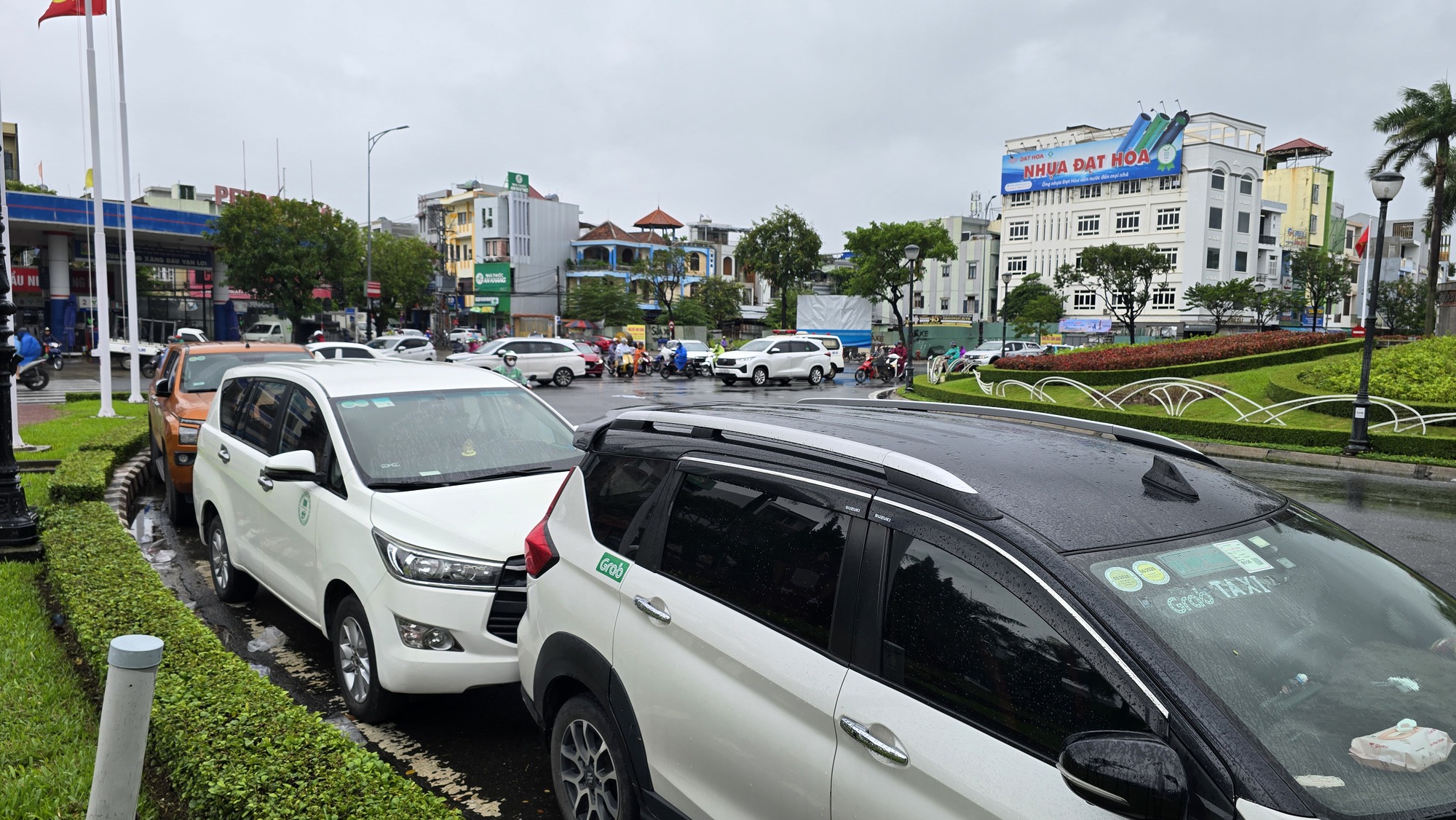 Lo mưa đặc biệt lớn, nhiều t&agrave;i xế Đ&agrave; Nẵng "m&aacute;ch" nhau đưa xe &ldquo;gi&agrave;nh chỗ&rdquo; tr&aacute;nh ngập - Ảnh 4.