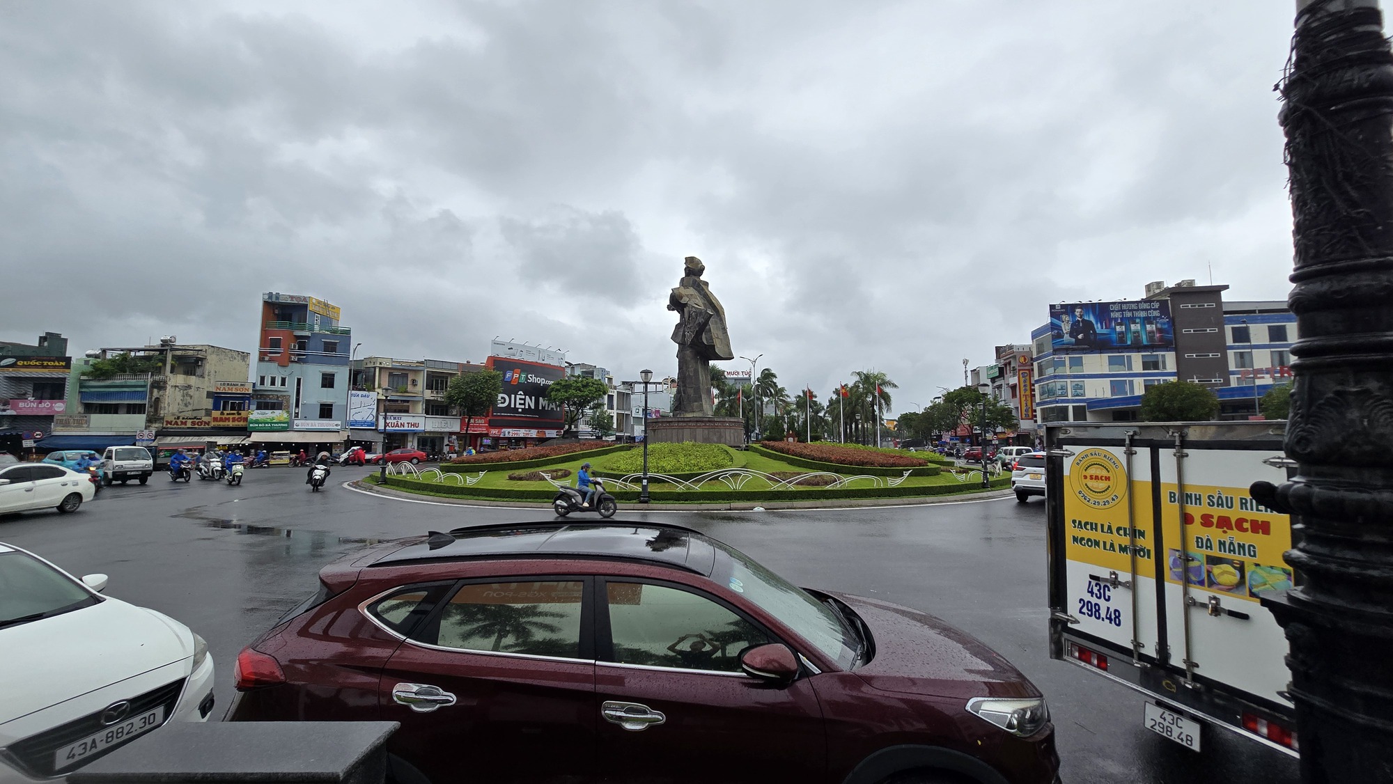 Lo mưa đặc biệt lớn, nhiều t&agrave;i xế Đ&agrave; Nẵng "m&aacute;ch" nhau đưa xe &ldquo;gi&agrave;nh chỗ&rdquo; tr&aacute;nh ngập - Ảnh 1.