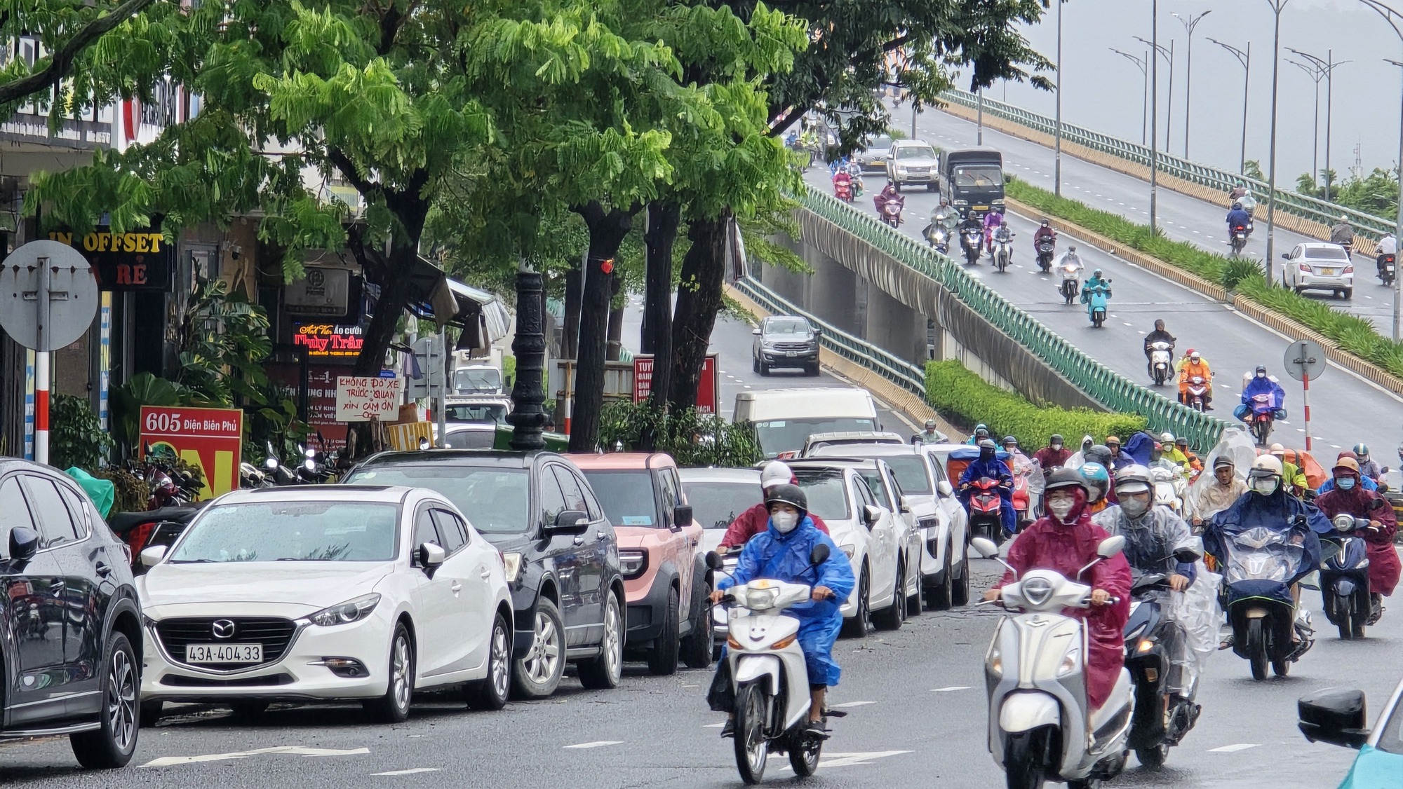Lo mưa đặc biệt lớn, nhiều t&agrave;i xế Đ&agrave; Nẵng "m&aacute;ch" nhau đưa xe &ldquo;gi&agrave;nh chỗ&rdquo; tr&aacute;nh ngập - Ảnh 5.