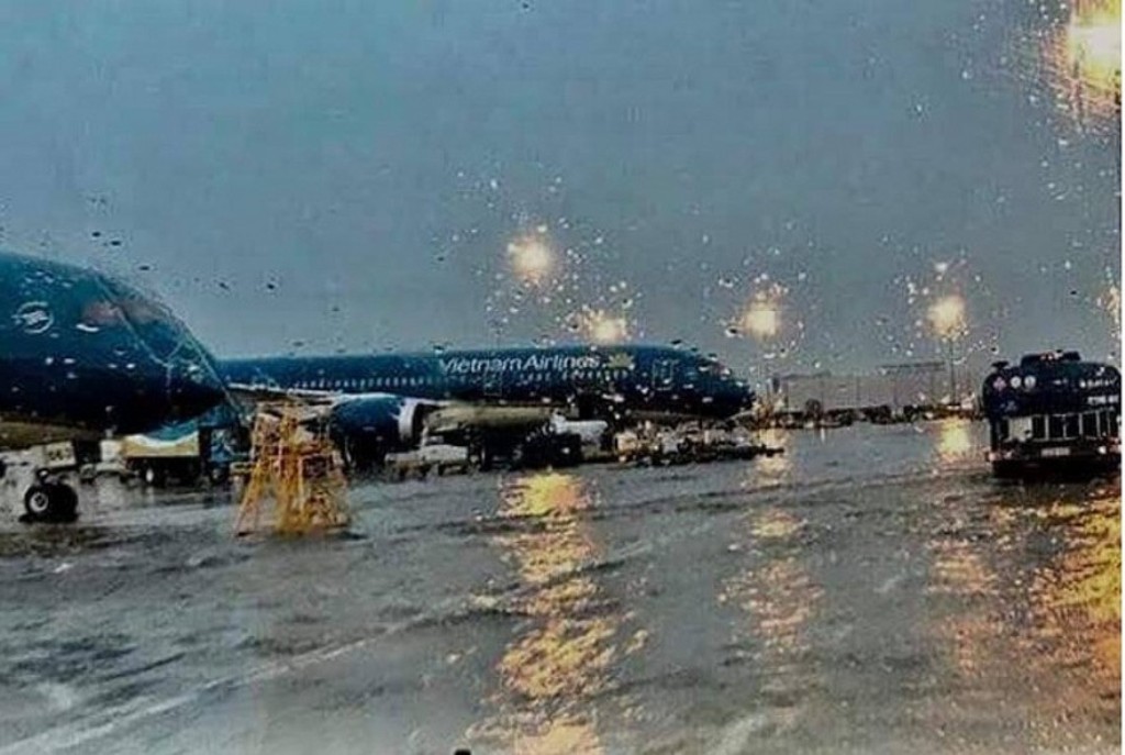 Ba s&acirc;n bay bị ảnh hưởng trực tiếp của b&atilde;o số 12, nhiều chuyến bay bị đẩy sớm hoặc hủy - Ảnh 1.