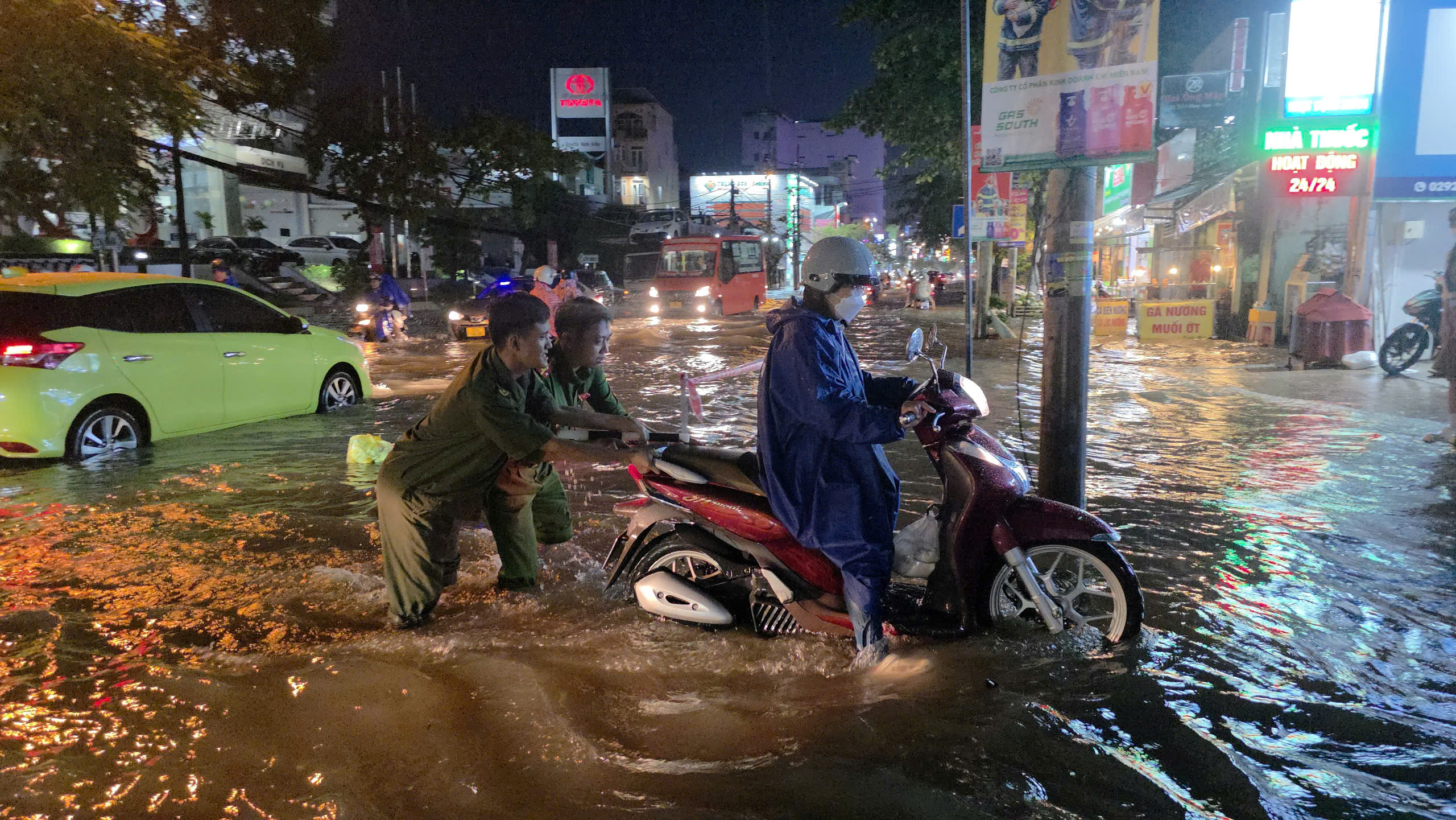 Triều cường tại Cần Thơ đạt mức lịch sử , người dân bì bõm giữa phố - Ảnh 2.