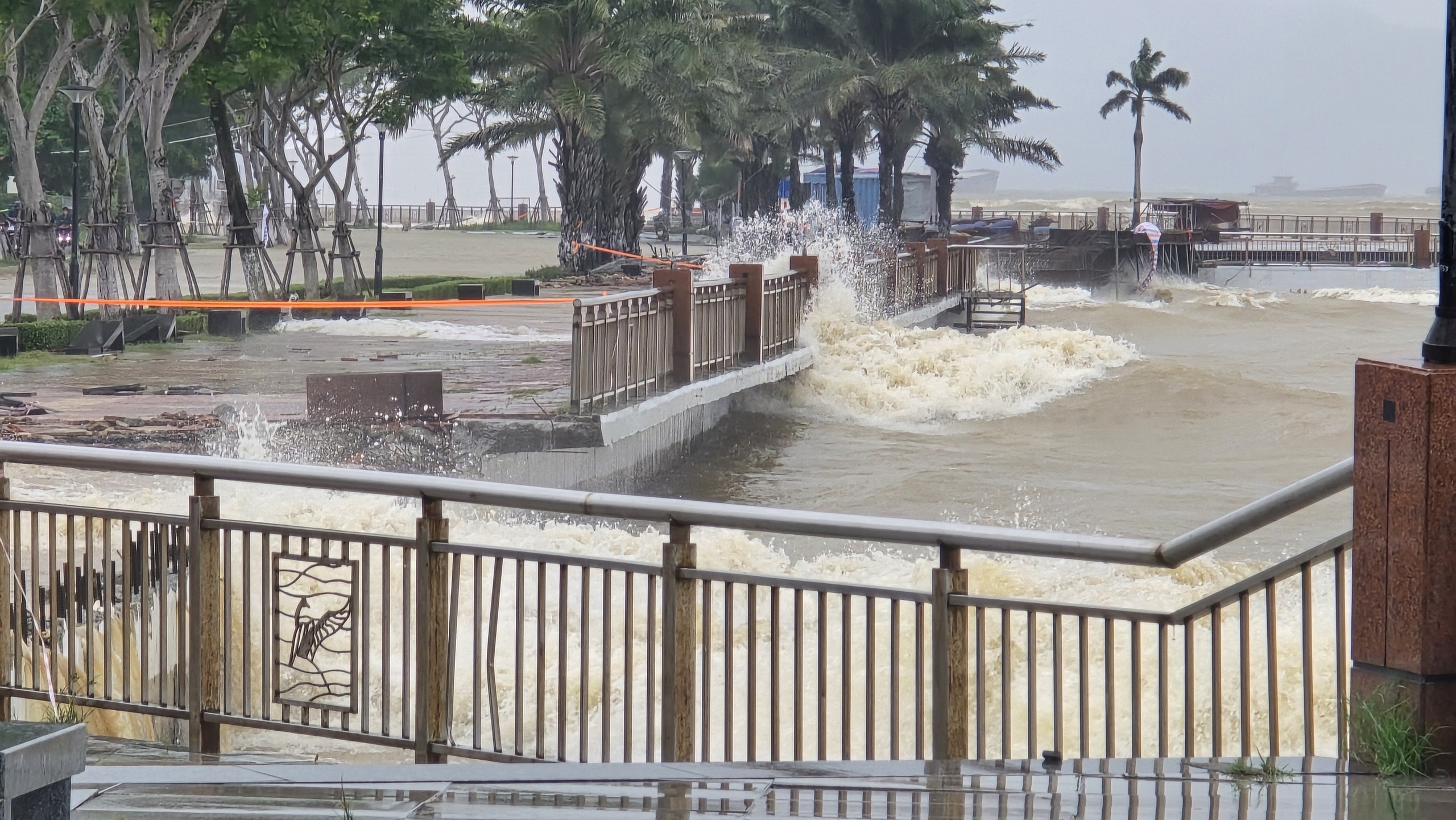 S&oacute;ng lớn tr&agrave;n đường x&eacute; toạc bờ k&egrave;, Sở X&acirc;y dựng Đ&agrave; Nẵng l&ecirc;n tiếng - Ảnh 1.