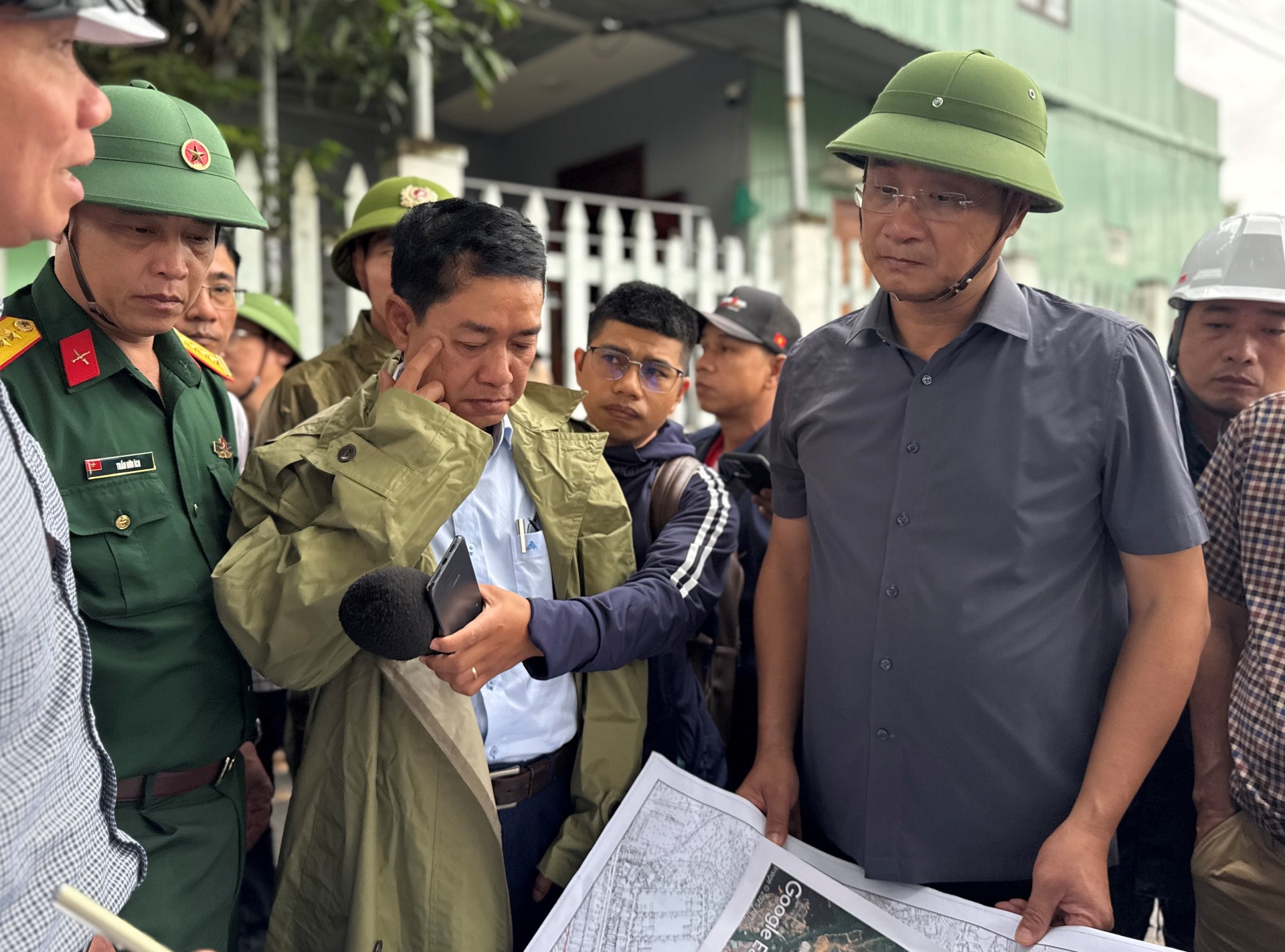 Ứng phó nguy cơ đa thiên tai do bão số 12 - Ảnh 1.