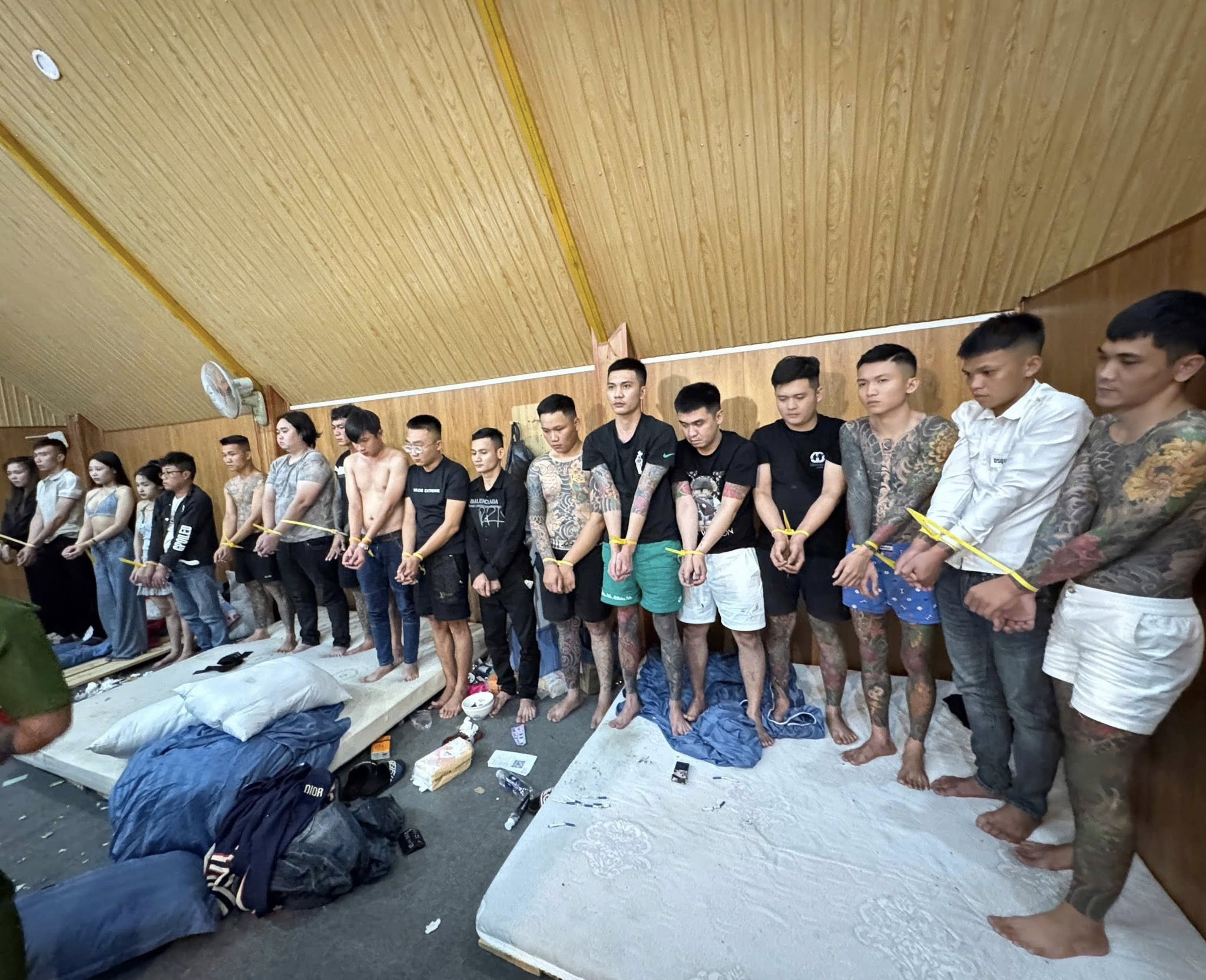 Đột kích Homestay ở Măng Đen phát hiện tiệc sinh nhật sử dụng ma túy - Ảnh 1.