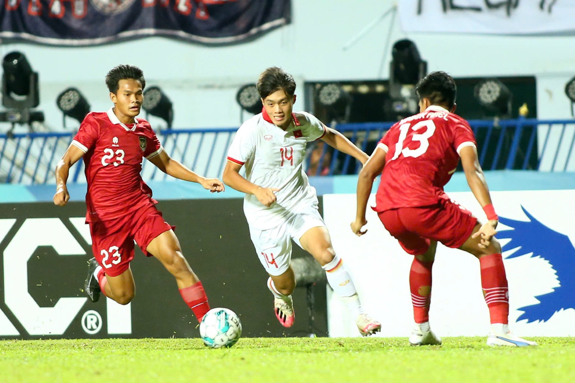 M&agrave;i giũa h&agrave;ng c&ocirc;ng U22 Việt Nam - Ảnh 2.