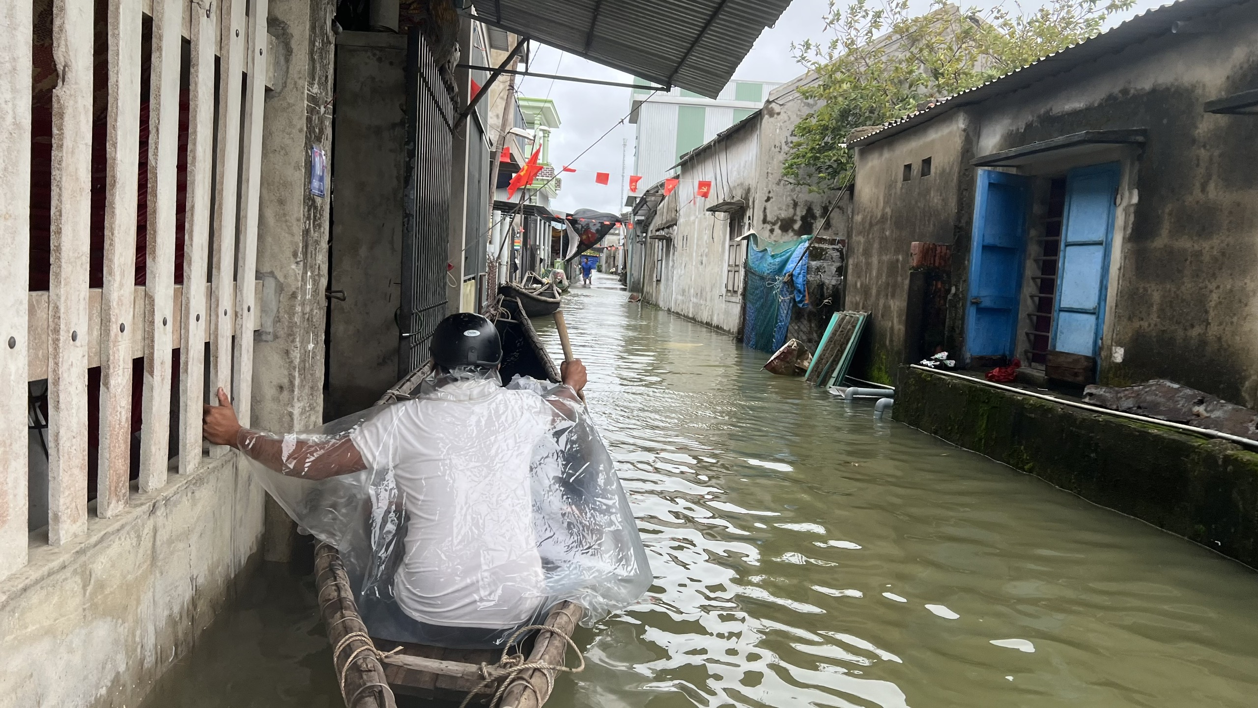 CLIP: B&ecirc;n trong ng&ocirc;i l&agrave;ng bị triều cường "tấn c&ocirc;ng", nước lụt bủa v&acirc;y nhiều ng&agrave;y - Ảnh 15.