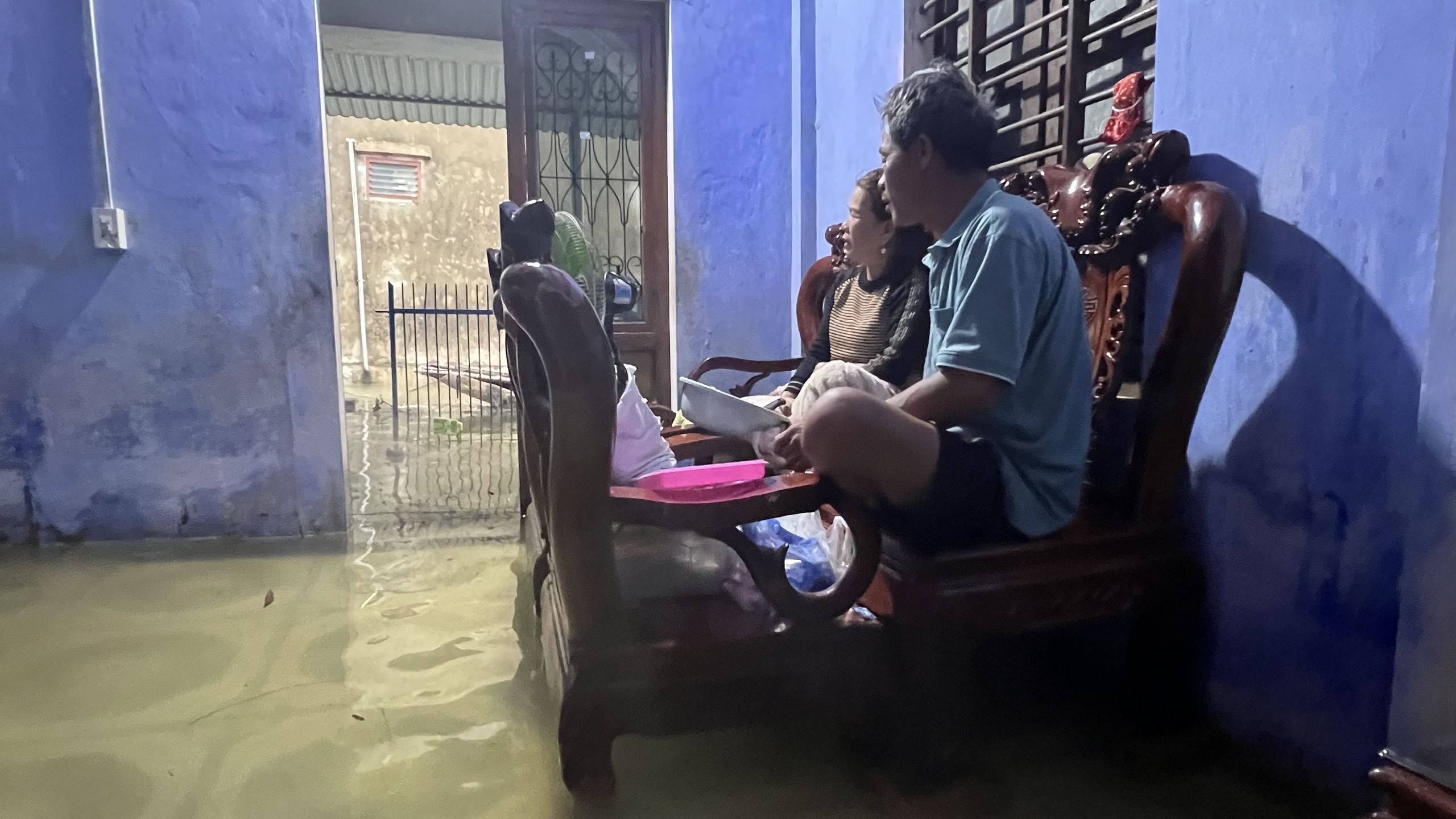 CLIP: B&ecirc;n trong ng&ocirc;i l&agrave;ng bị triều cường "tấn c&ocirc;ng", nước lụt bủa v&acirc;y nhiều ng&agrave;y - Ảnh 3.