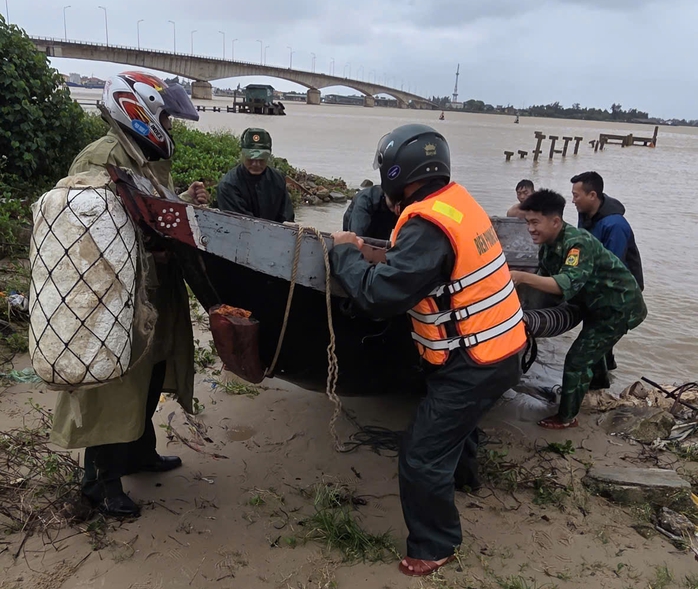 Thủ tướng y&ecirc;u cầu đ&igrave;nh ho&atilde;n họp cấp b&aacute;ch ứng ph&oacute; b&atilde;o số 12 v&agrave; mưa lũ - Ảnh 1.