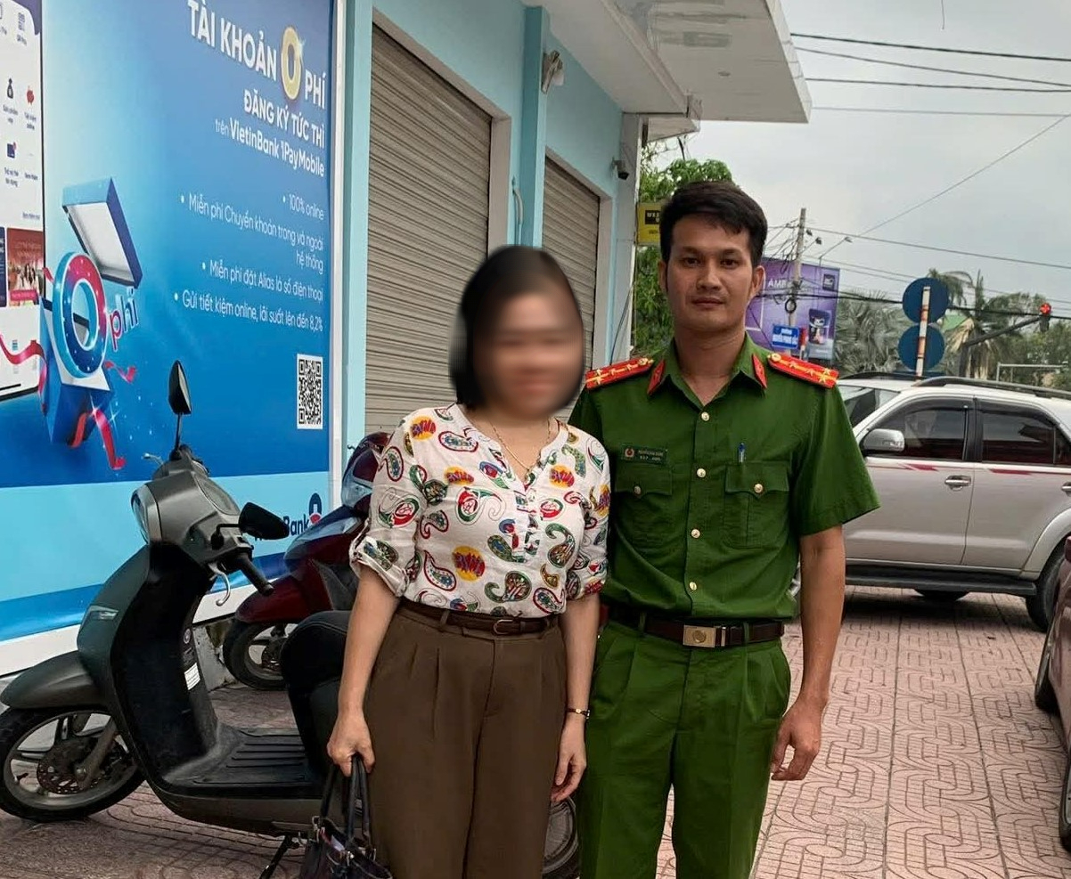 Đại &uacute;y c&ocirc;ng an trả lại 500 triệu đồng cho người phụ nữ chuyển khoản nhầm - Ảnh 1.