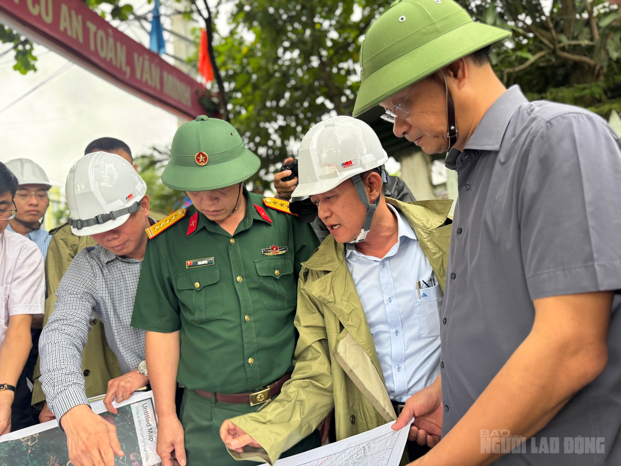 Bí thư Thành ủy Đà Nẵng Lê Ngọc Quang thị sát "rốn lũ" Mẹ Suốt - Ảnh 1.