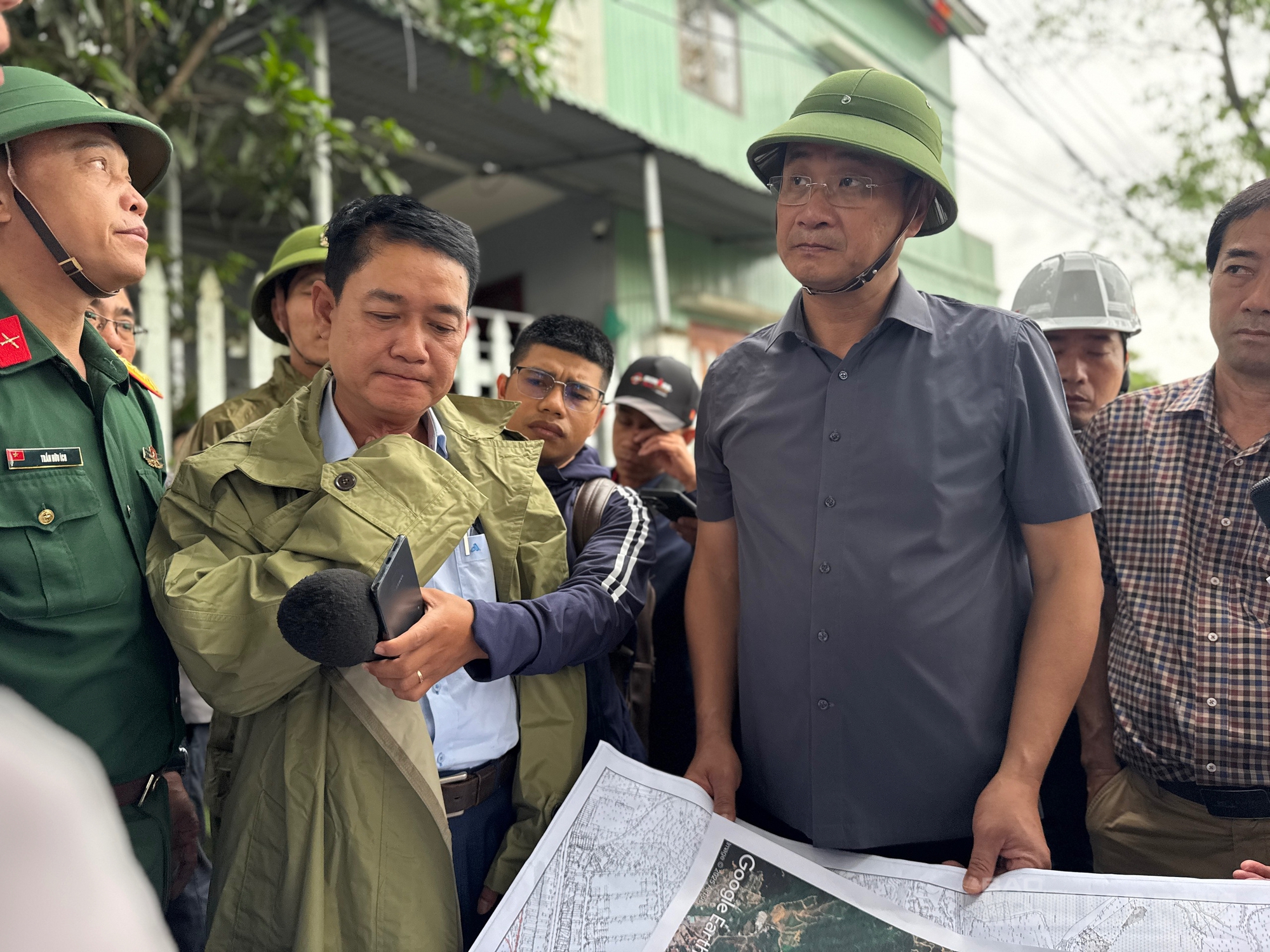 Bí thư Thành ủy Đà Nẵng Lê Ngọc Quang thị sát "rốn lũ" Mẹ Suốt - Ảnh 2.
