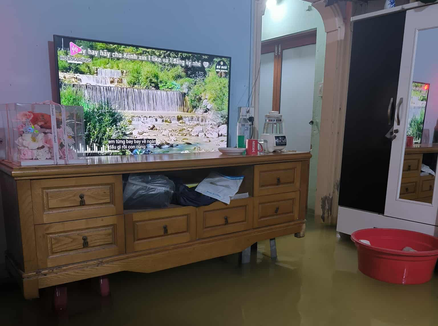 CLIP: B&ecirc;n trong ng&ocirc;i l&agrave;ng bị triều cường "tấn c&ocirc;ng", nước lụt bủa v&acirc;y nhiều ng&agrave;y - Ảnh 6.