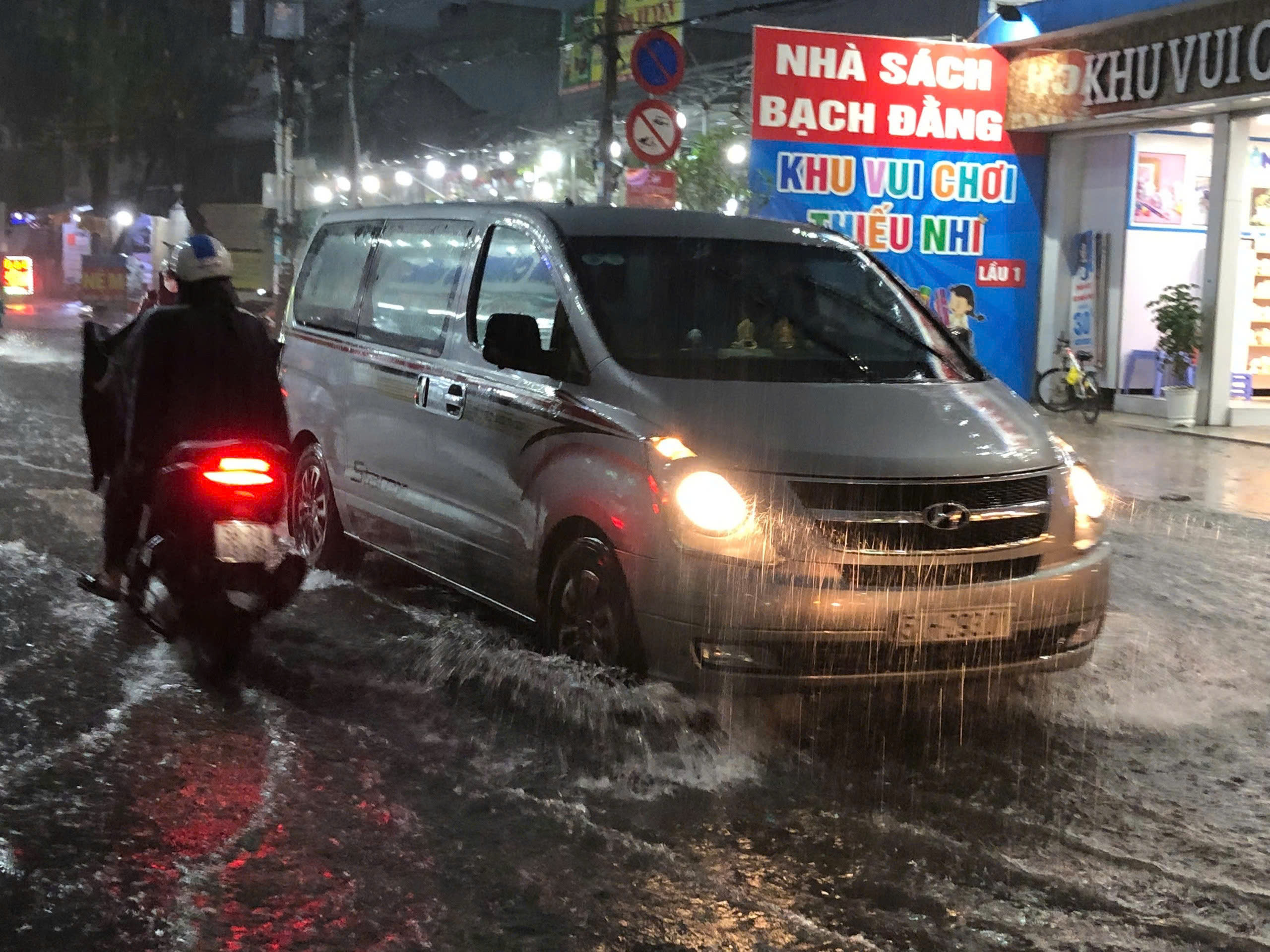 Thời tiết TP HCM ngày 22-10: chiều và tối có nơi mưa vừa, mưa to - Ảnh 1.
