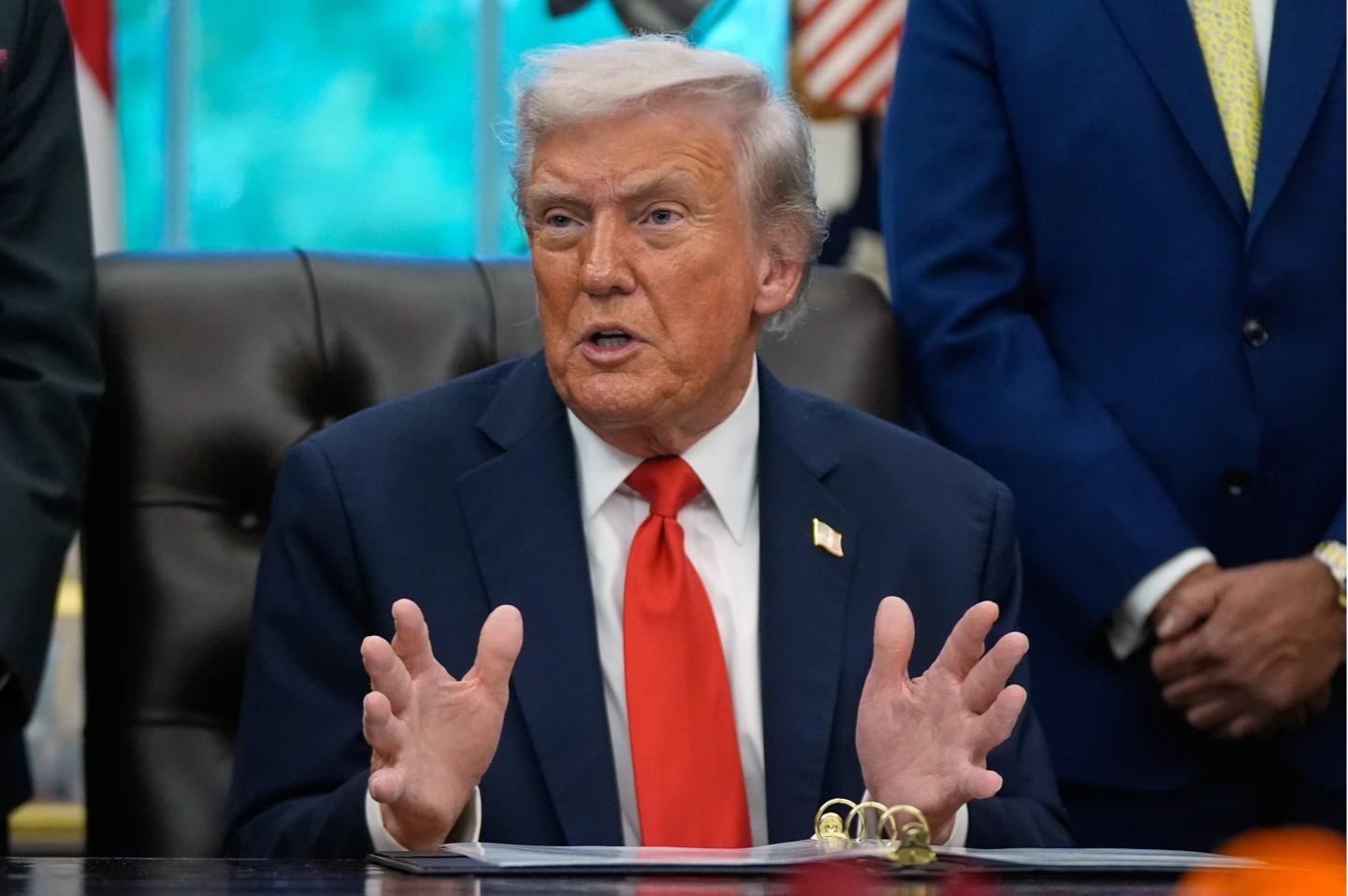 Tổng thống Donald Trump n&oacute;i ch&iacute;nh phủ Mỹ nợ &ocirc;ng rất nhiều tiền - Ảnh 1.