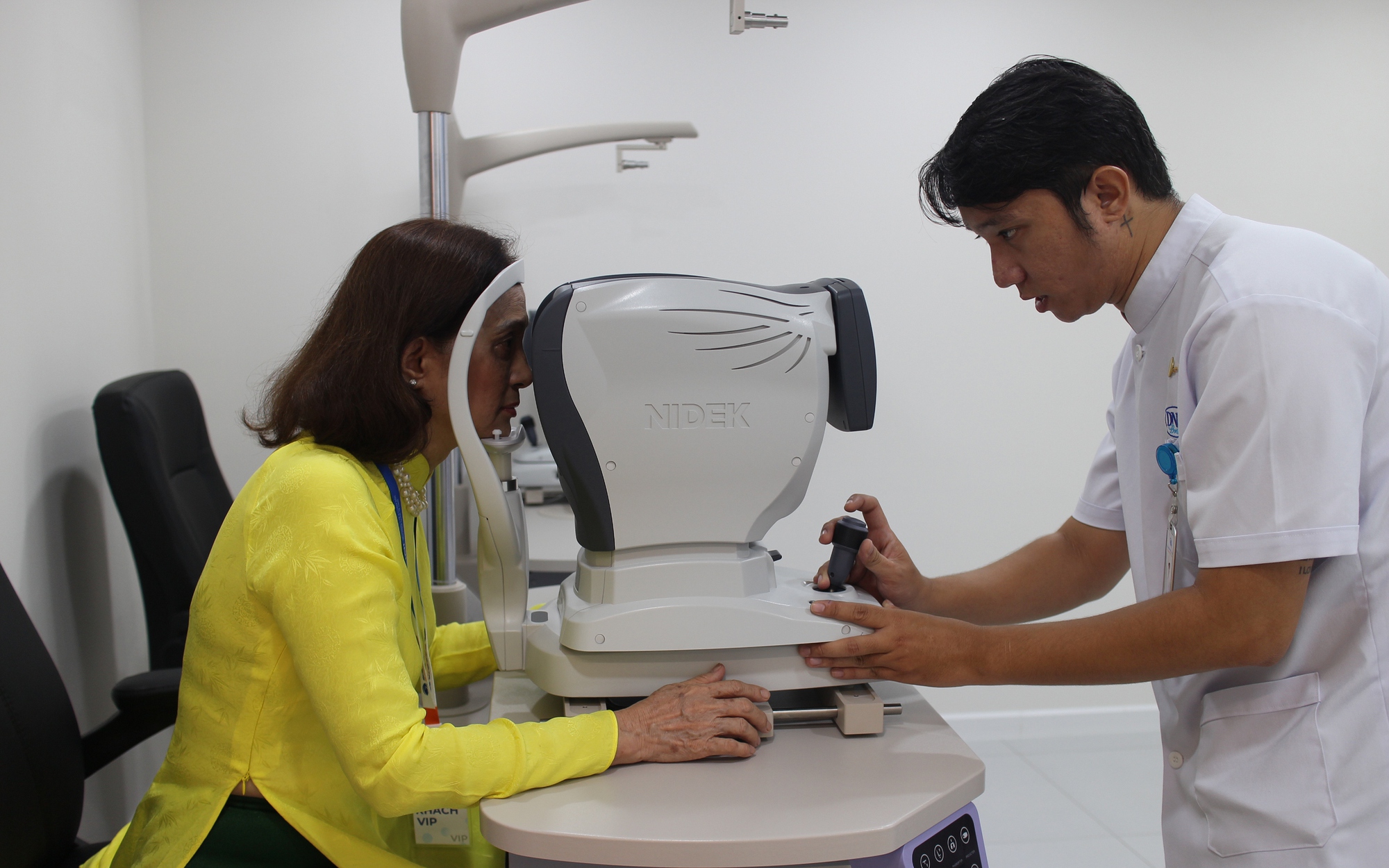 Khám mắt miễn phí, hỗ trợ chi phí phẫu thuật tật khúc xạ cho người dân