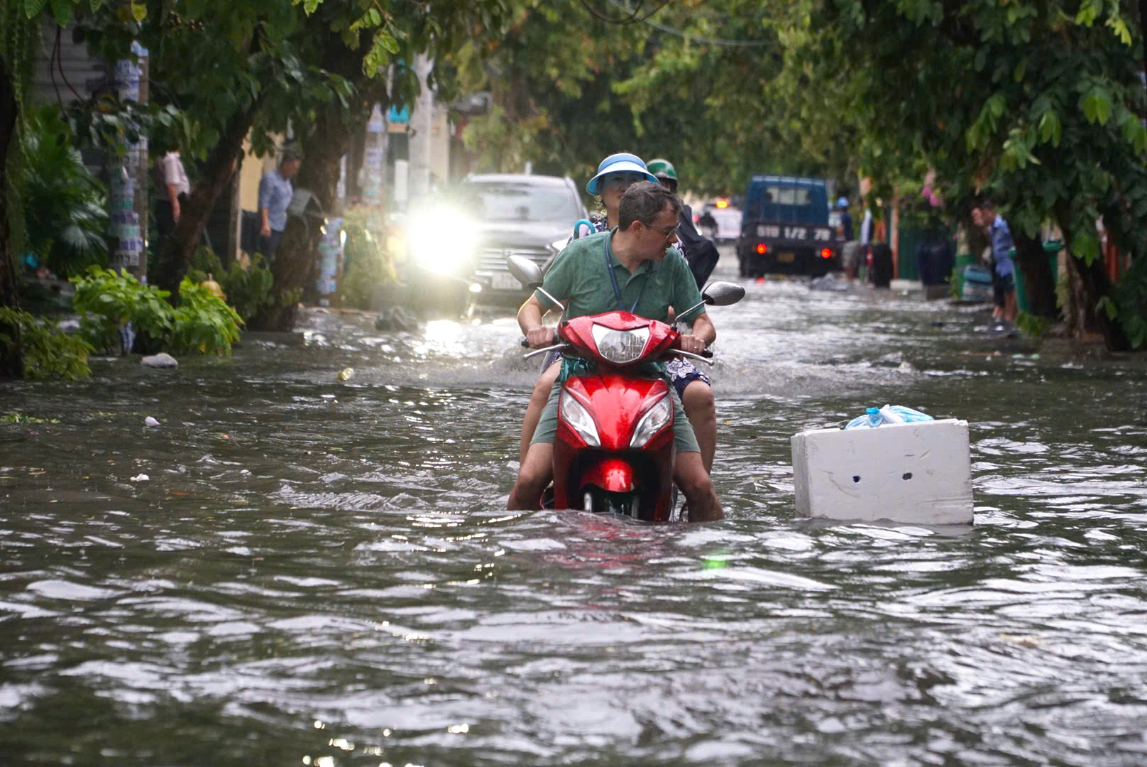 TP HCM: Khẩn trương ph&ograve;ng ngừa sự cố r&ograve; rỉ điện m&ugrave;a mưa, ngập nước - Ảnh 1.