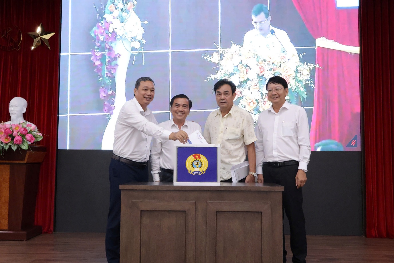 CNVCLĐ EVNSPC đ&oacute;ng g&oacute;p gần 10 tỉ đồng ủng hộ đồng b&agrave;o bị b&atilde;o lũ - Ảnh 3.