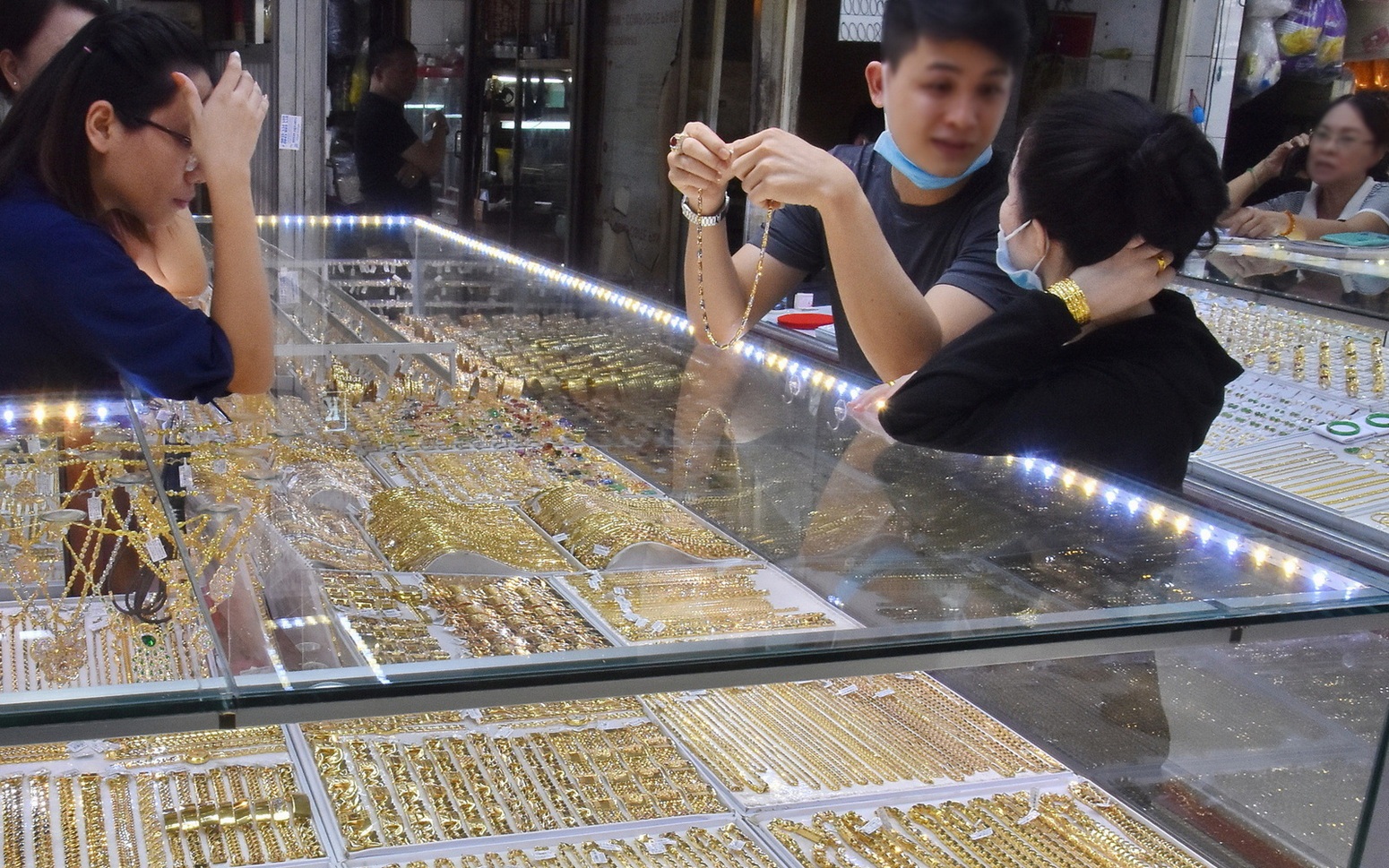 Giá vàng hôm nay 23-10: Vàng thế giới giảm mạnh, áp lực bán tháo tiếp diễn